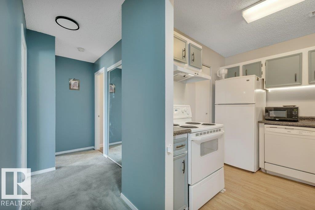2336 151 Avenue, Edmonton, AB - Indoor Photo Showing Kitchen