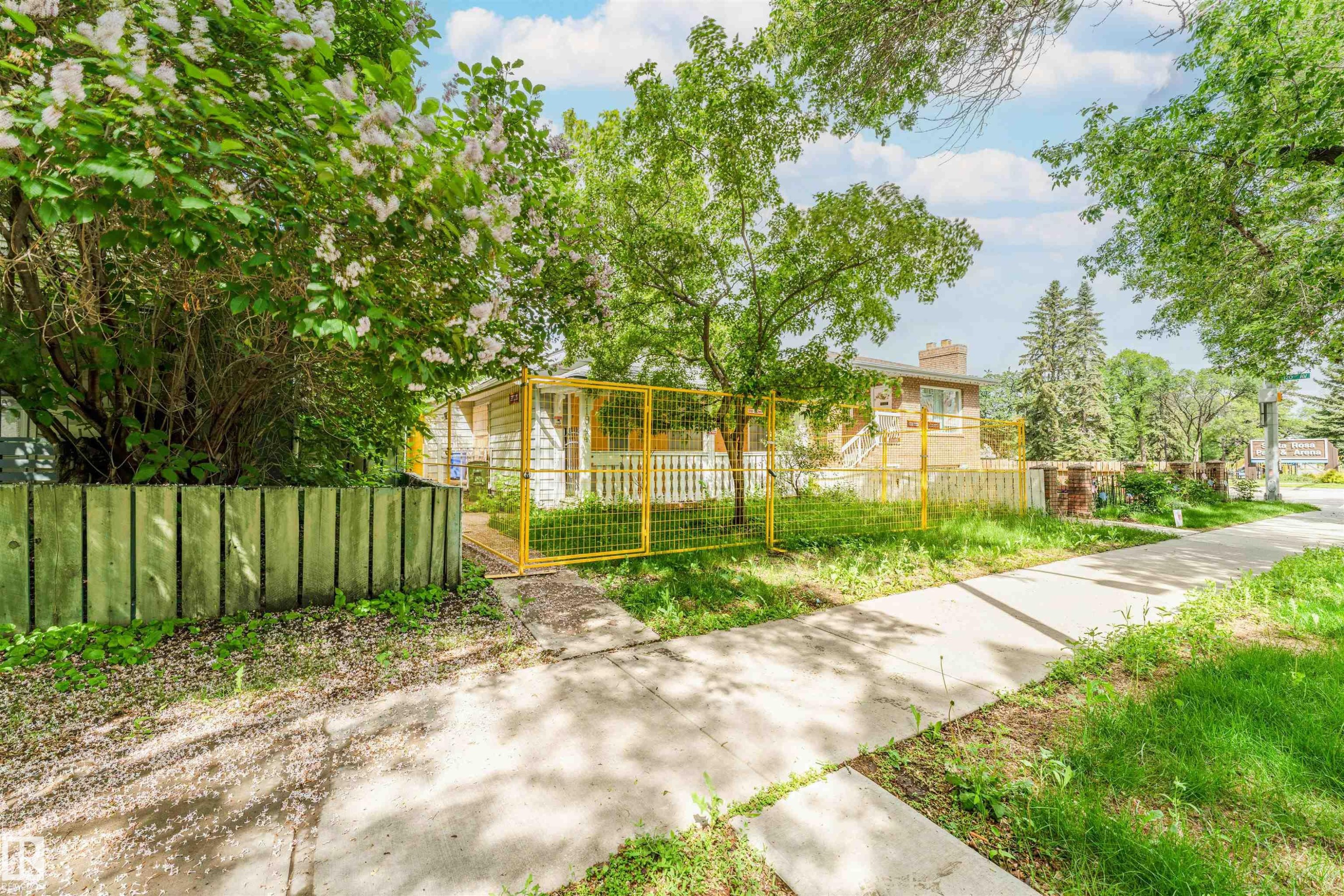 11944 68 Street Nw, Edmonton, AB - Outdoor