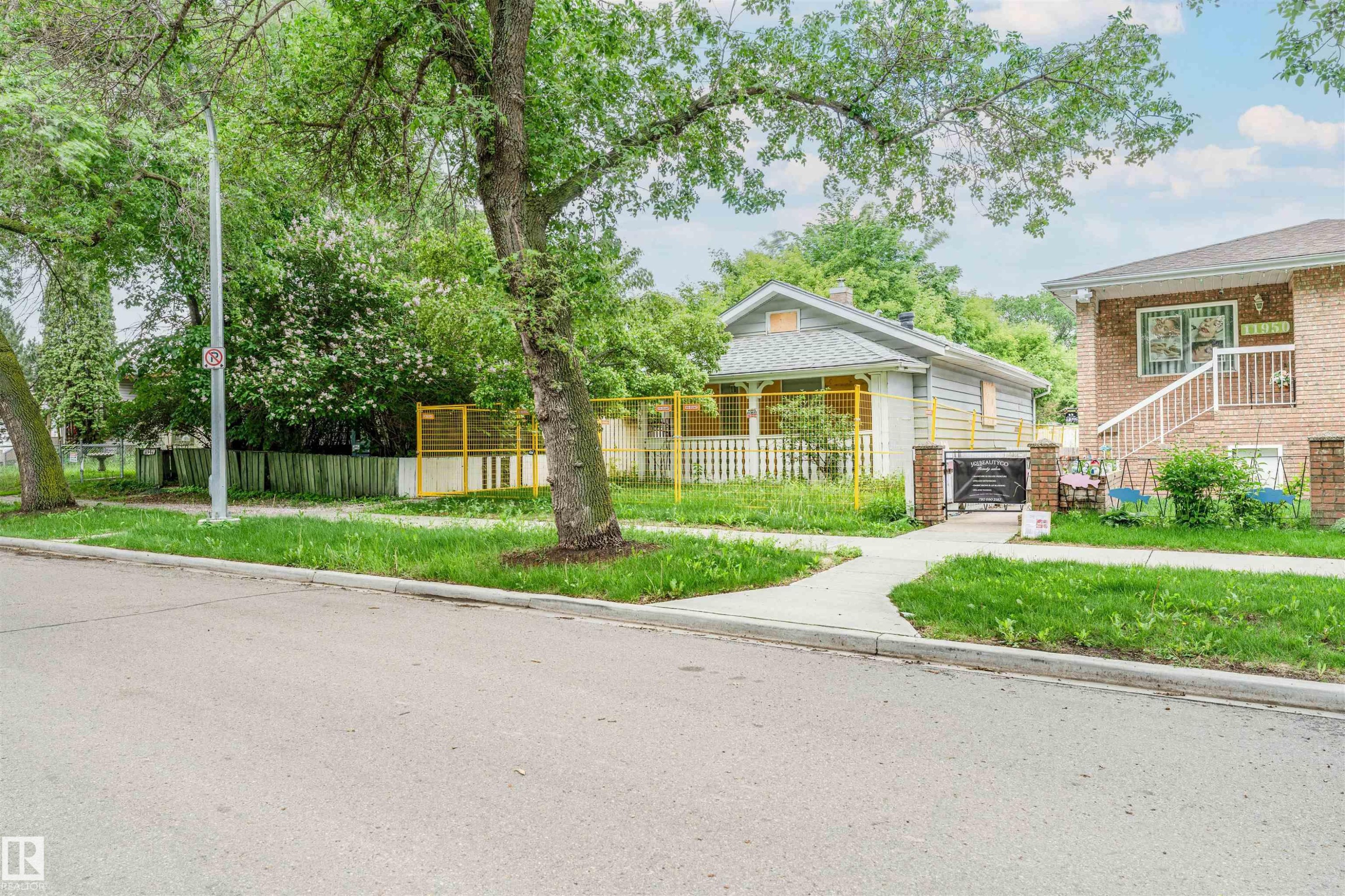 11944 68 Street Nw, Edmonton, AB - Outdoor
