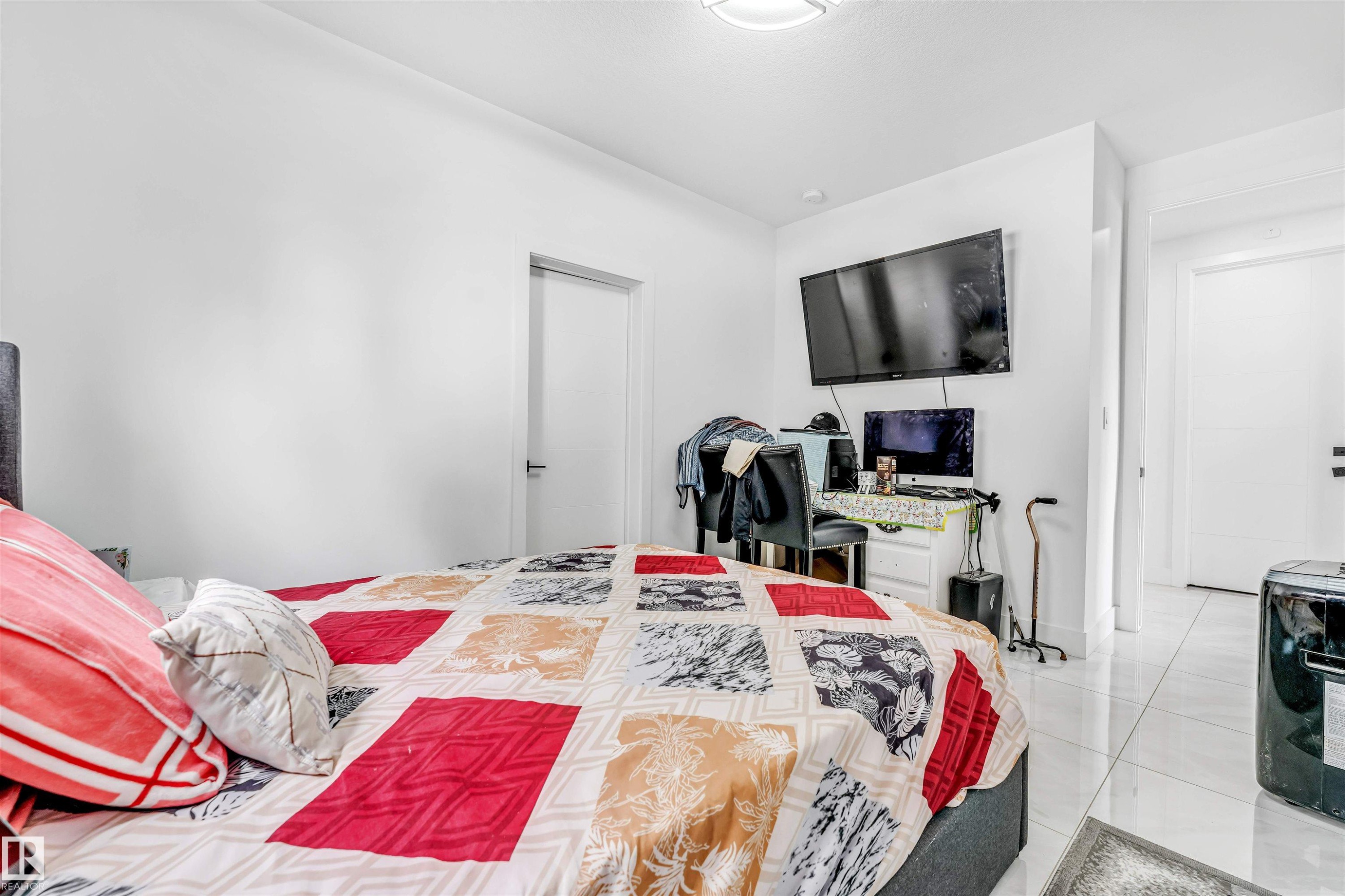 Bright interior room with white walls and a ceiling light fixture - 208 33 Street, Edmonton, AB