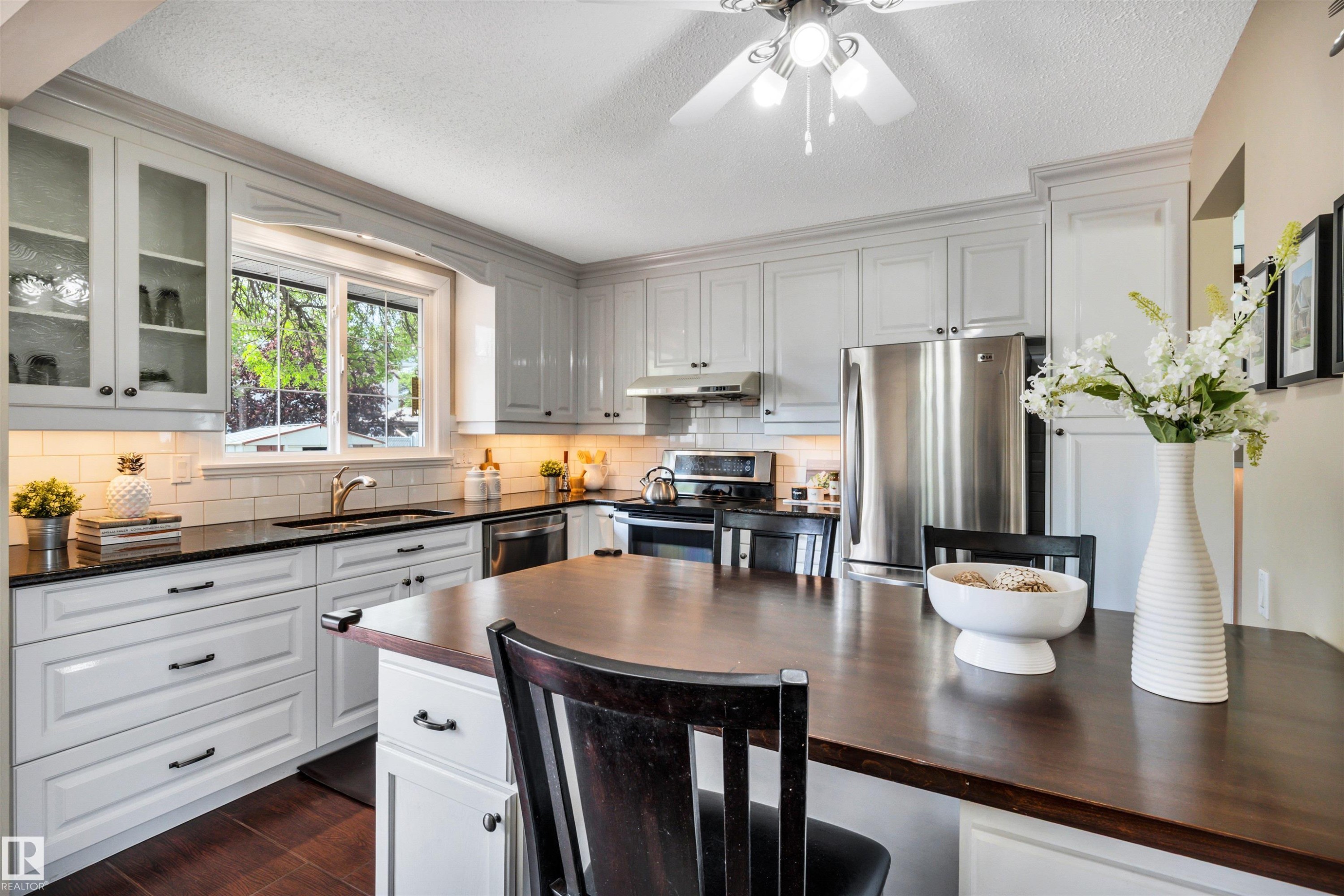 10909 33A Avenue, Edmonton, AB - Indoor Photo Showing Kitchen With Stainless Steel Kitchen