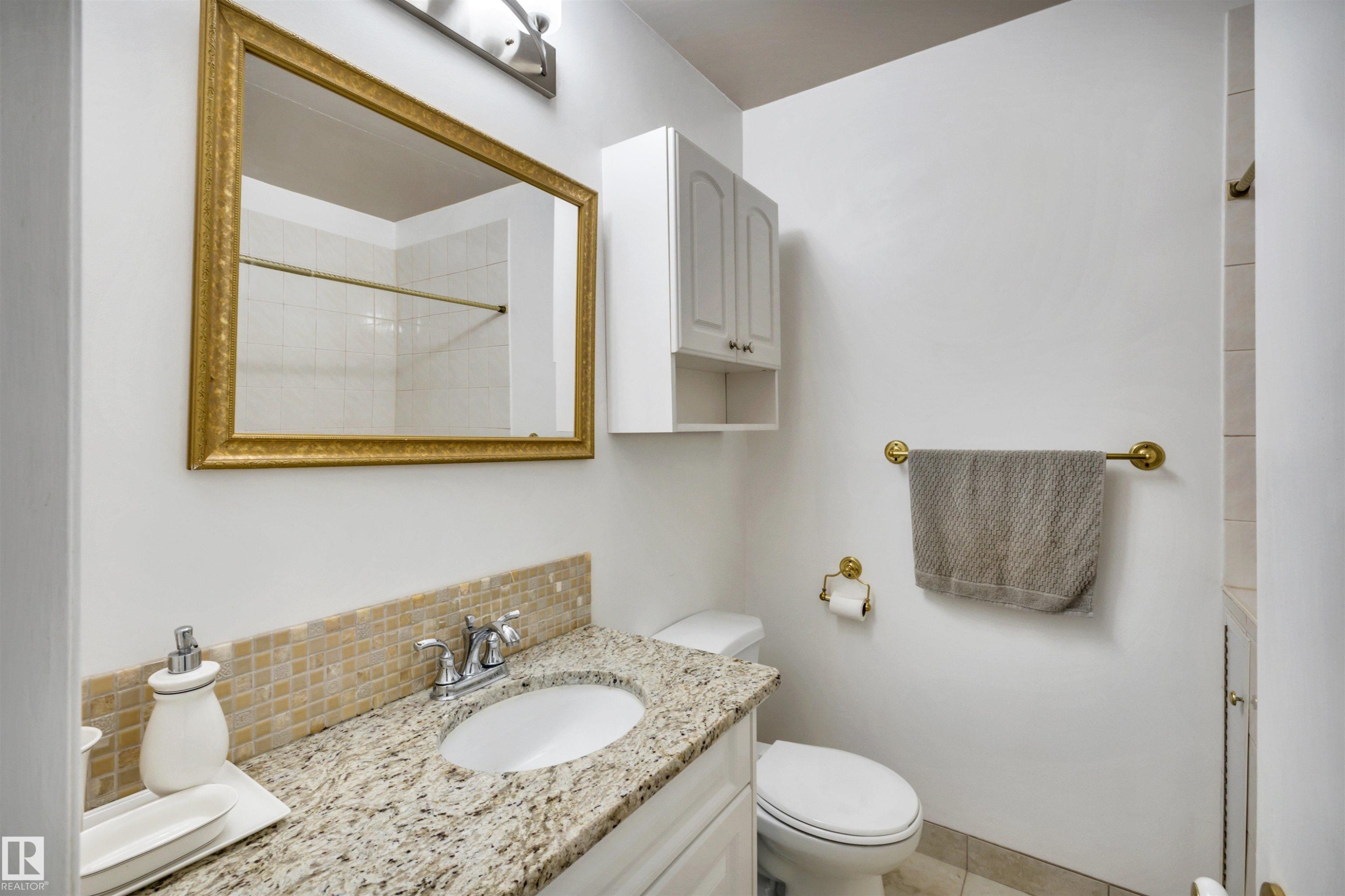 10909 33A Avenue, Edmonton, AB - Indoor Photo Showing Bathroom