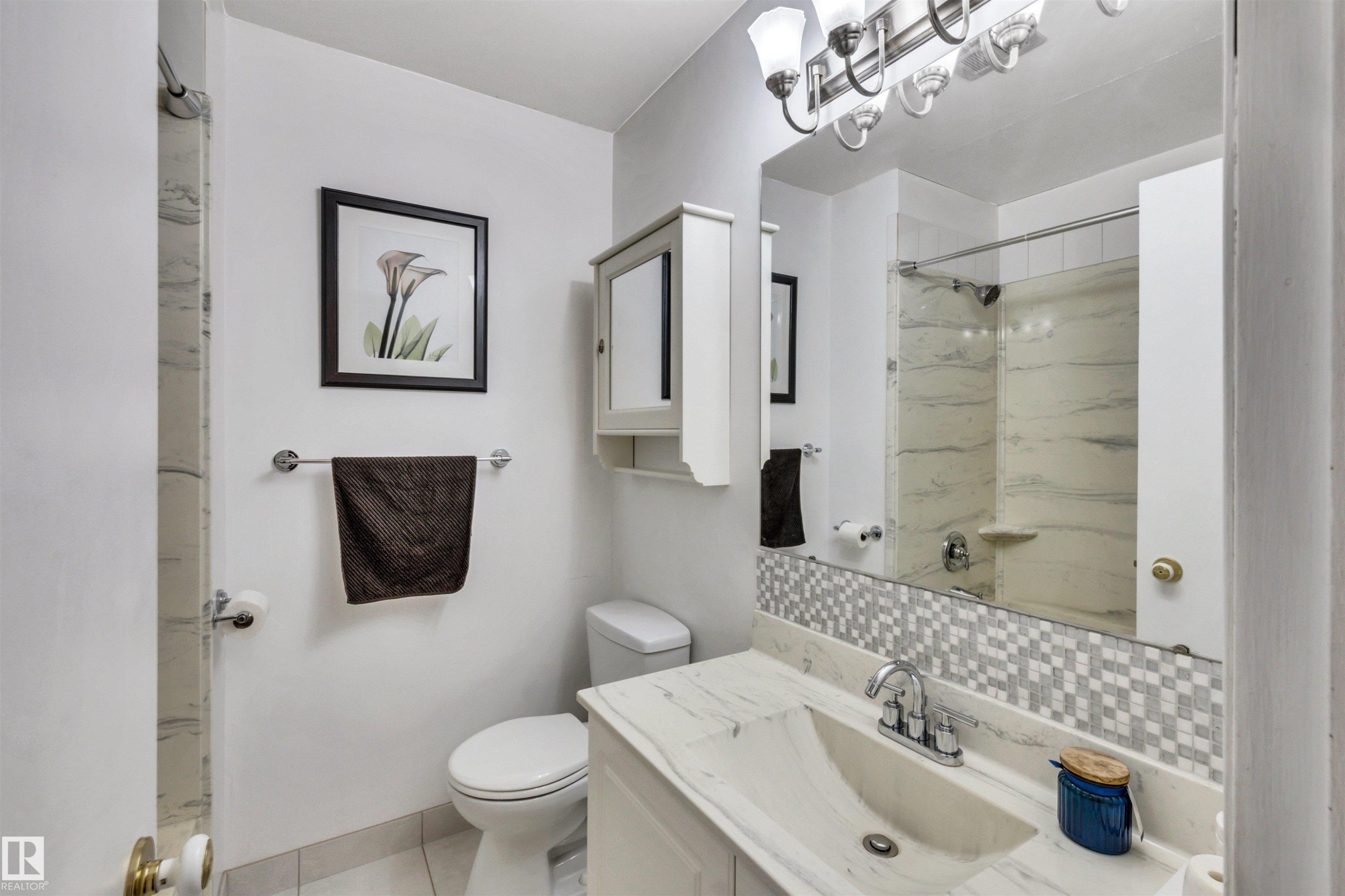 10909 33A Avenue, Edmonton, AB - Indoor Photo Showing Bathroom