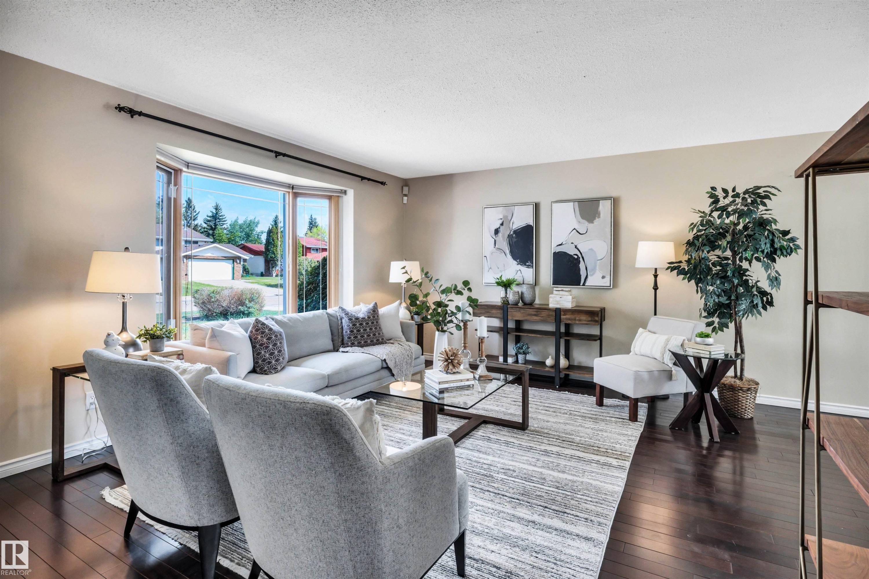 10909 33A Avenue, Edmonton, AB - Indoor Photo Showing Living Room