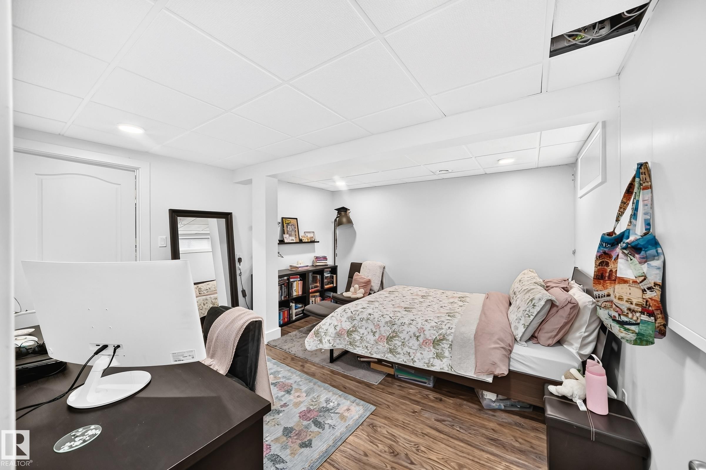 Wood-finish flooring throughout - 4216 47 Street, Edmonton, AB