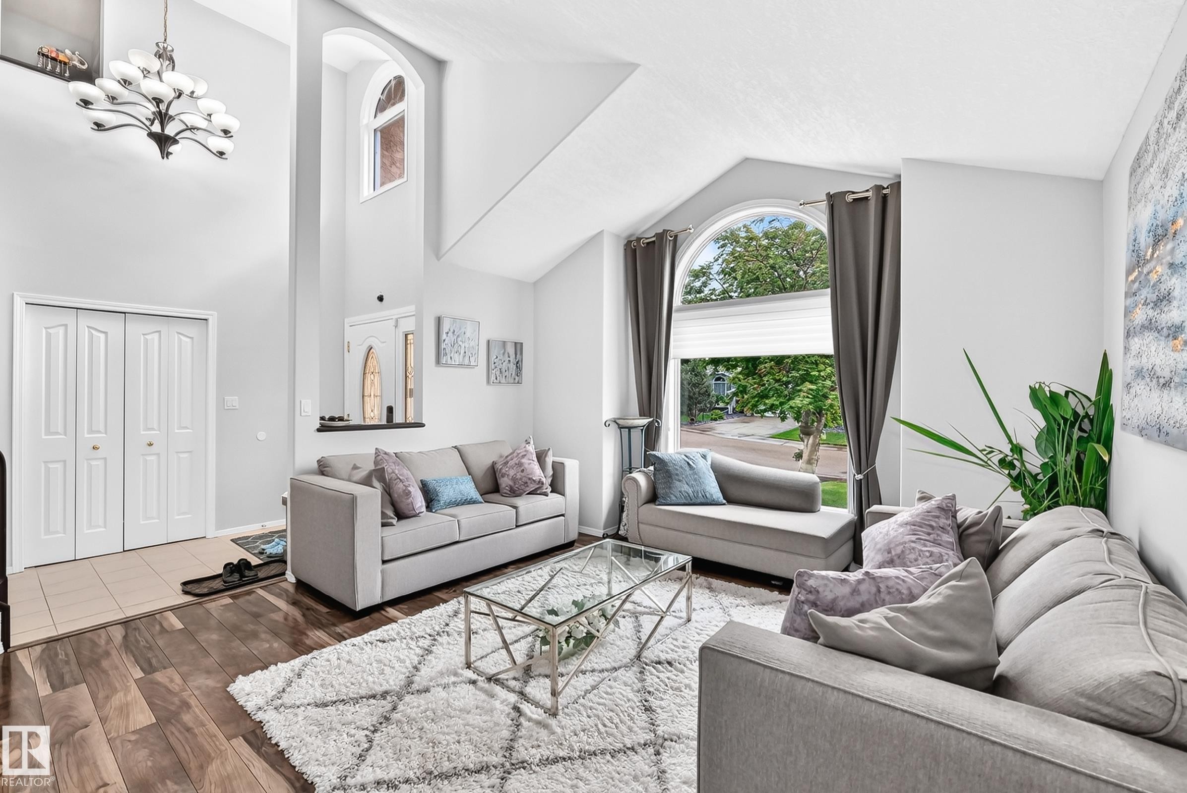 Vaulted ceilings with an arched transom window - 4216 47 Street, Edmonton, AB