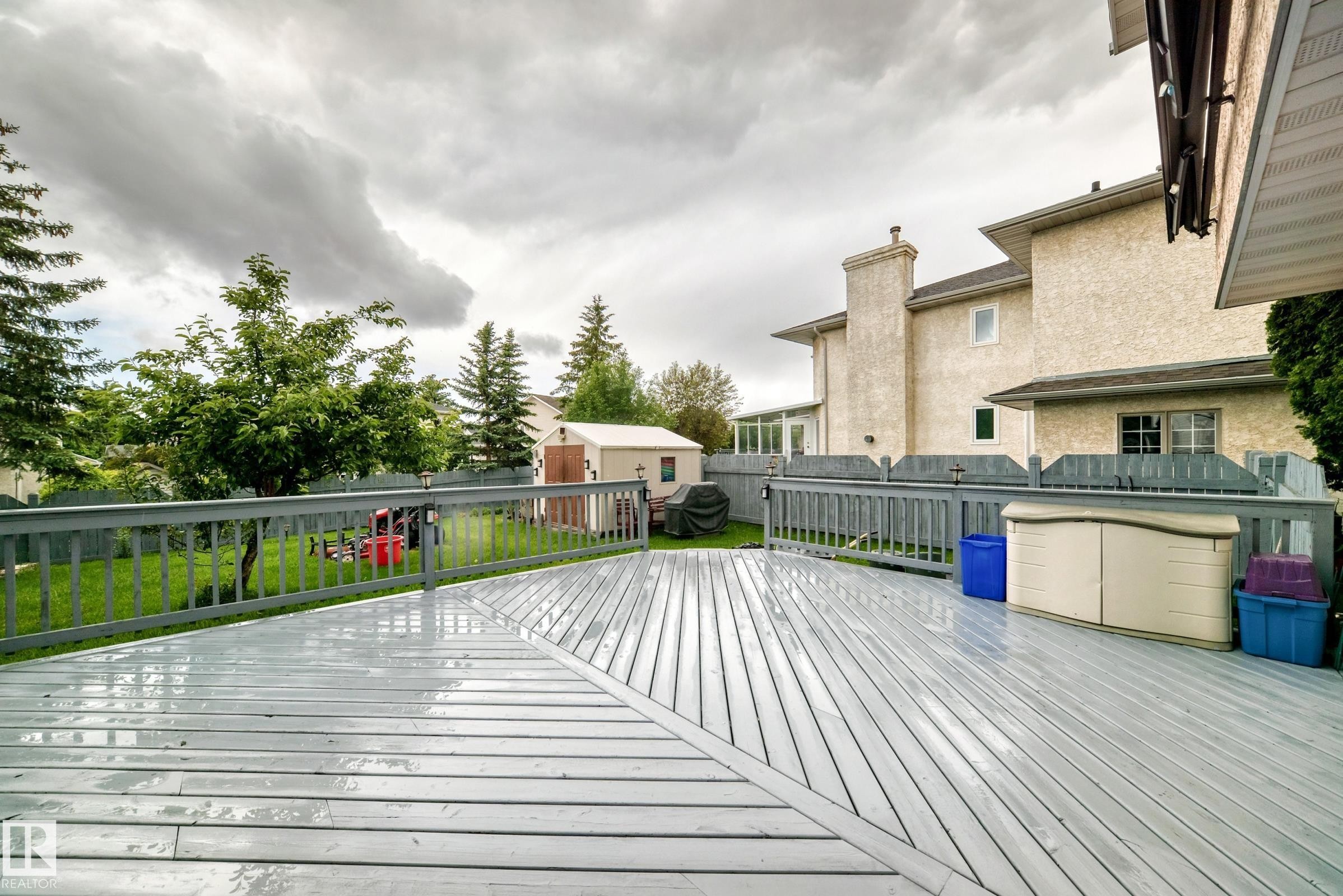 Expansive outdoor deck featuring wood-finish flooring and a perimeter railing - 4216 47 Street, Edmonton, AB