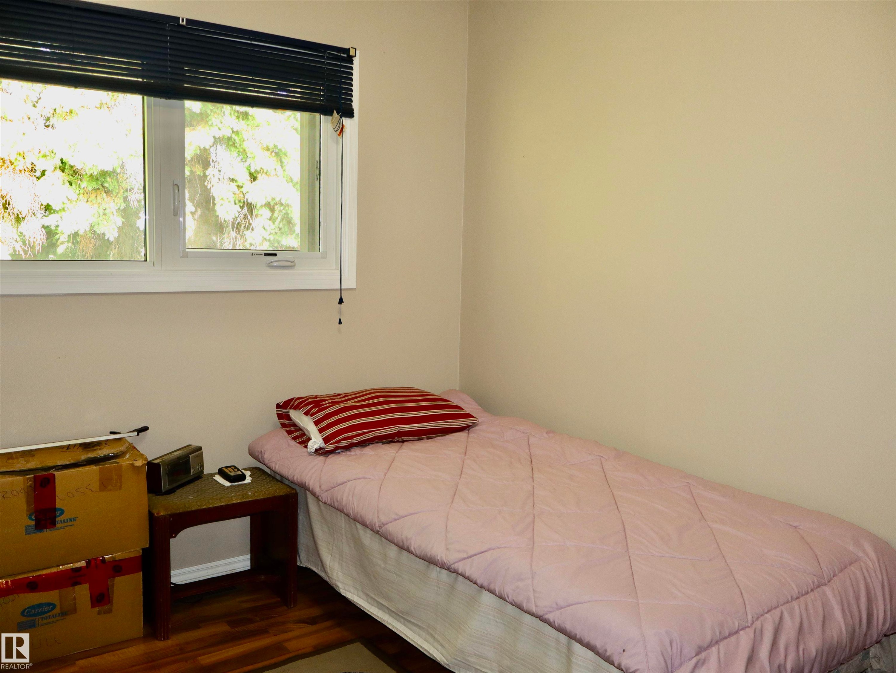 Image quality insufficient for description - 5530 46 Street, Barrhead, AB