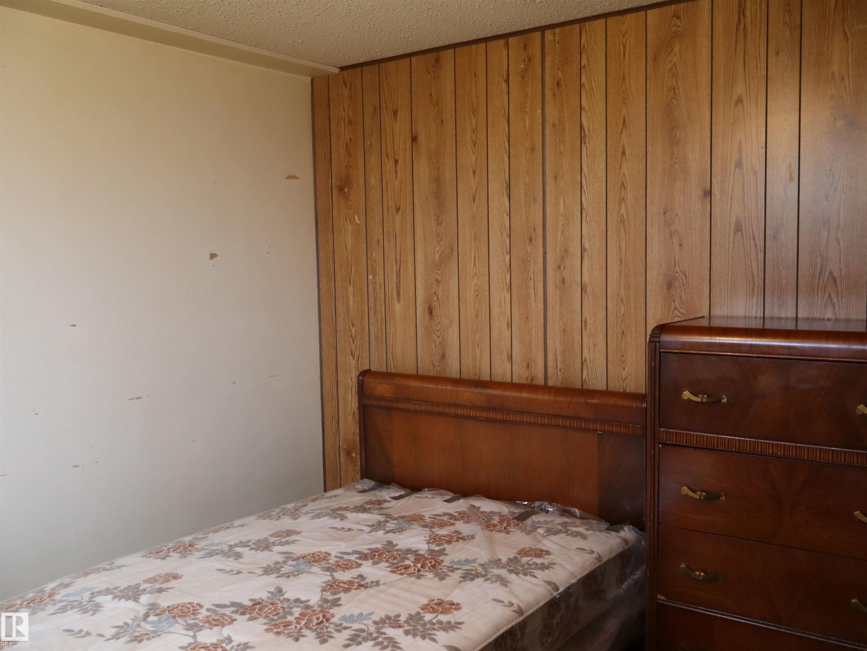 Image quality insufficient for description - 5530 46 Street, Barrhead, AB