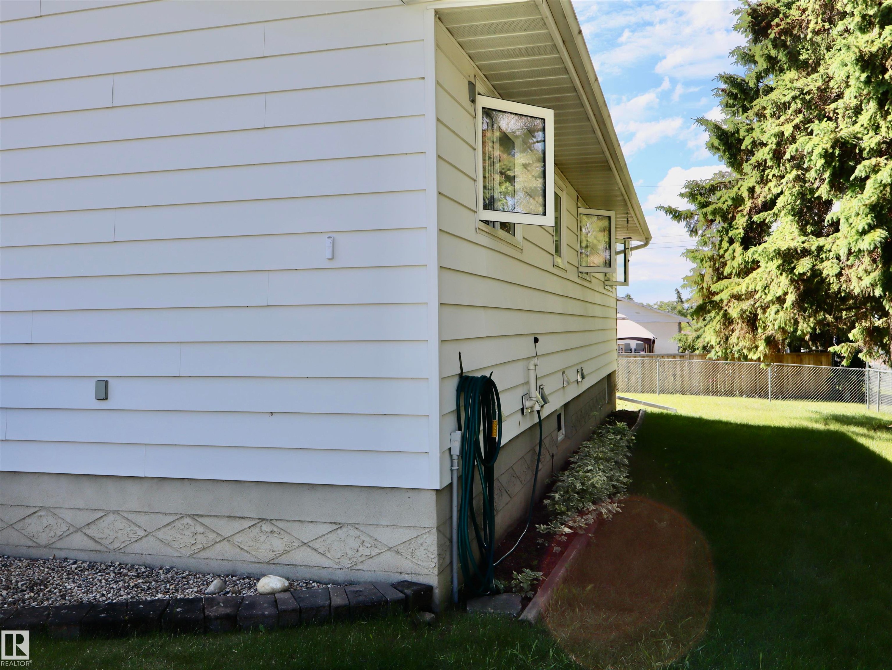 White horizontal siding on exterior - 5530 46 Street, Barrhead, AB