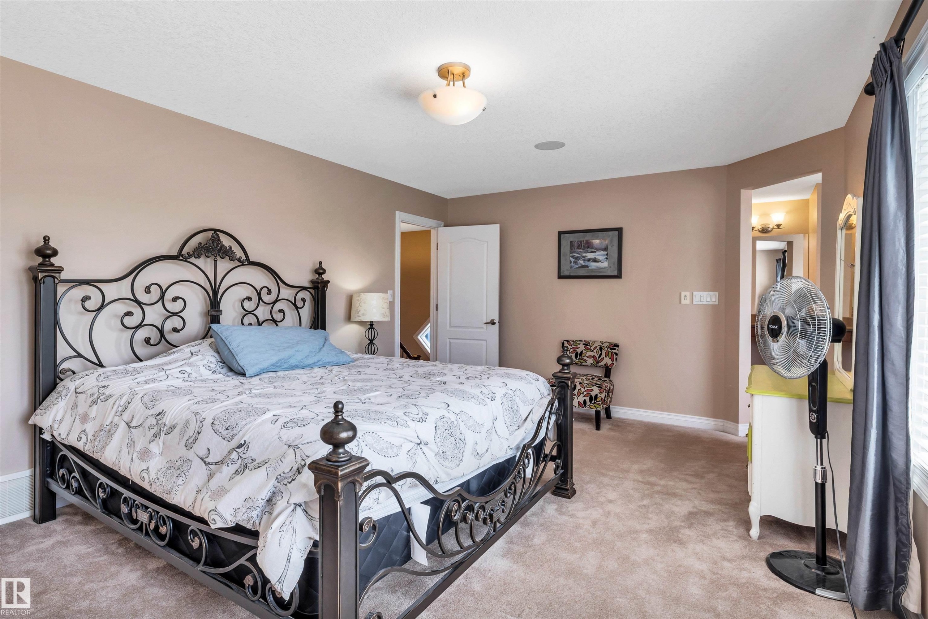 Carpeted room with neutral-toned walls, a white ceiling, and a flush-mount ceiling light - 18 Voleta Crest, Spruce Grove, AB
