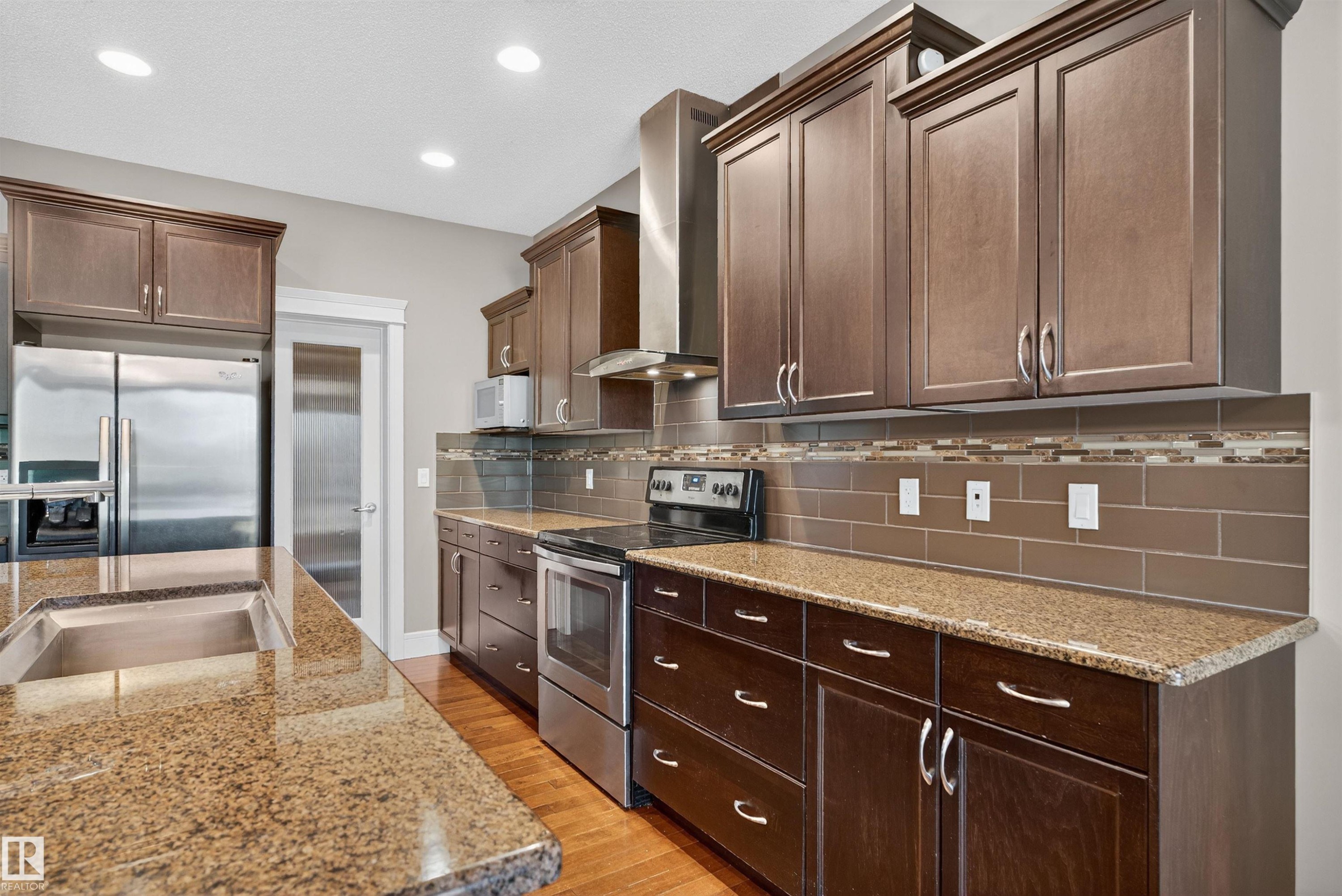 1772 33B Street Nw, Edmonton, AB - Indoor Photo Showing Kitchen With Upgraded Kitchen