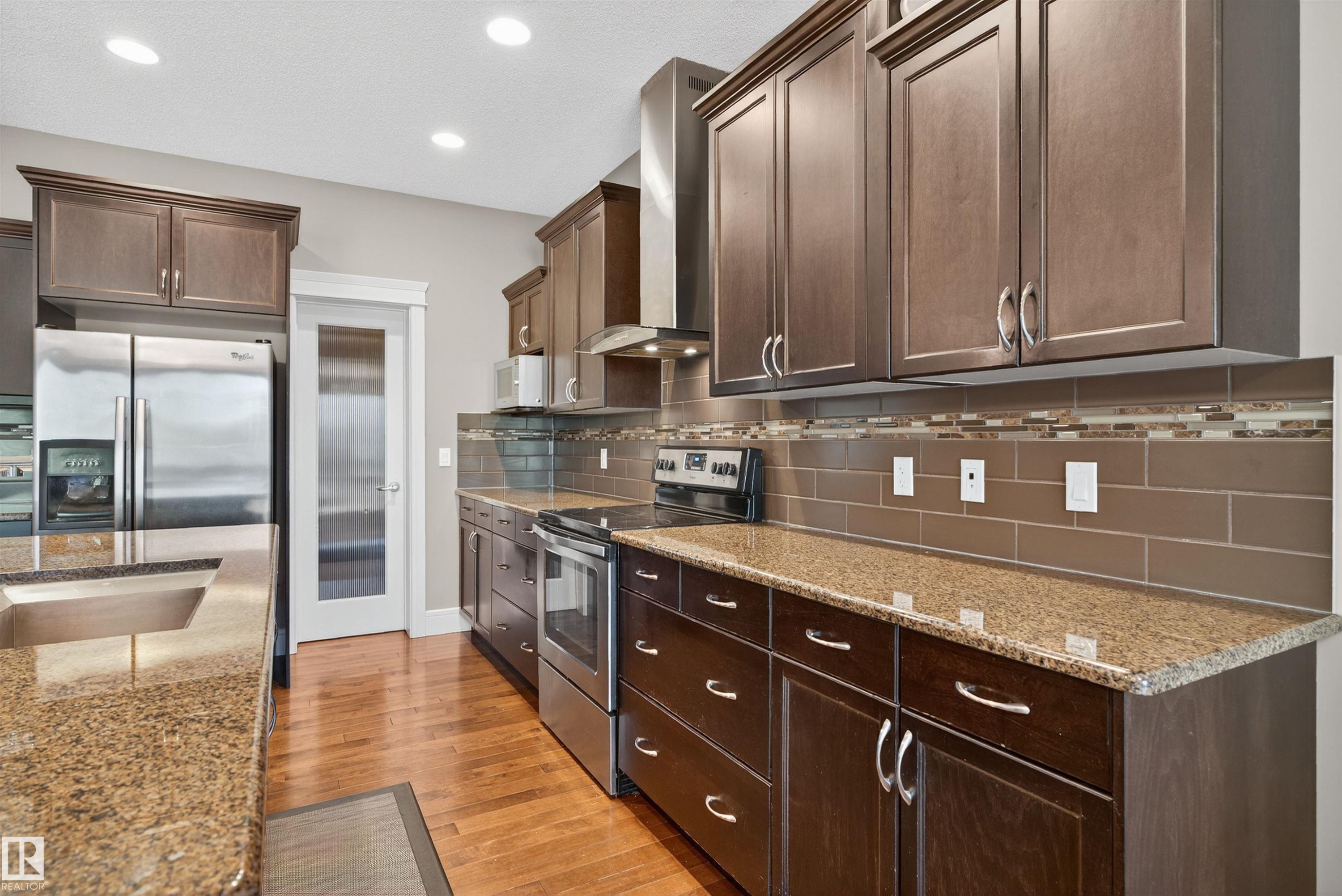 1772 33B Street Nw, Edmonton, AB - Indoor Photo Showing Kitchen With Upgraded Kitchen
