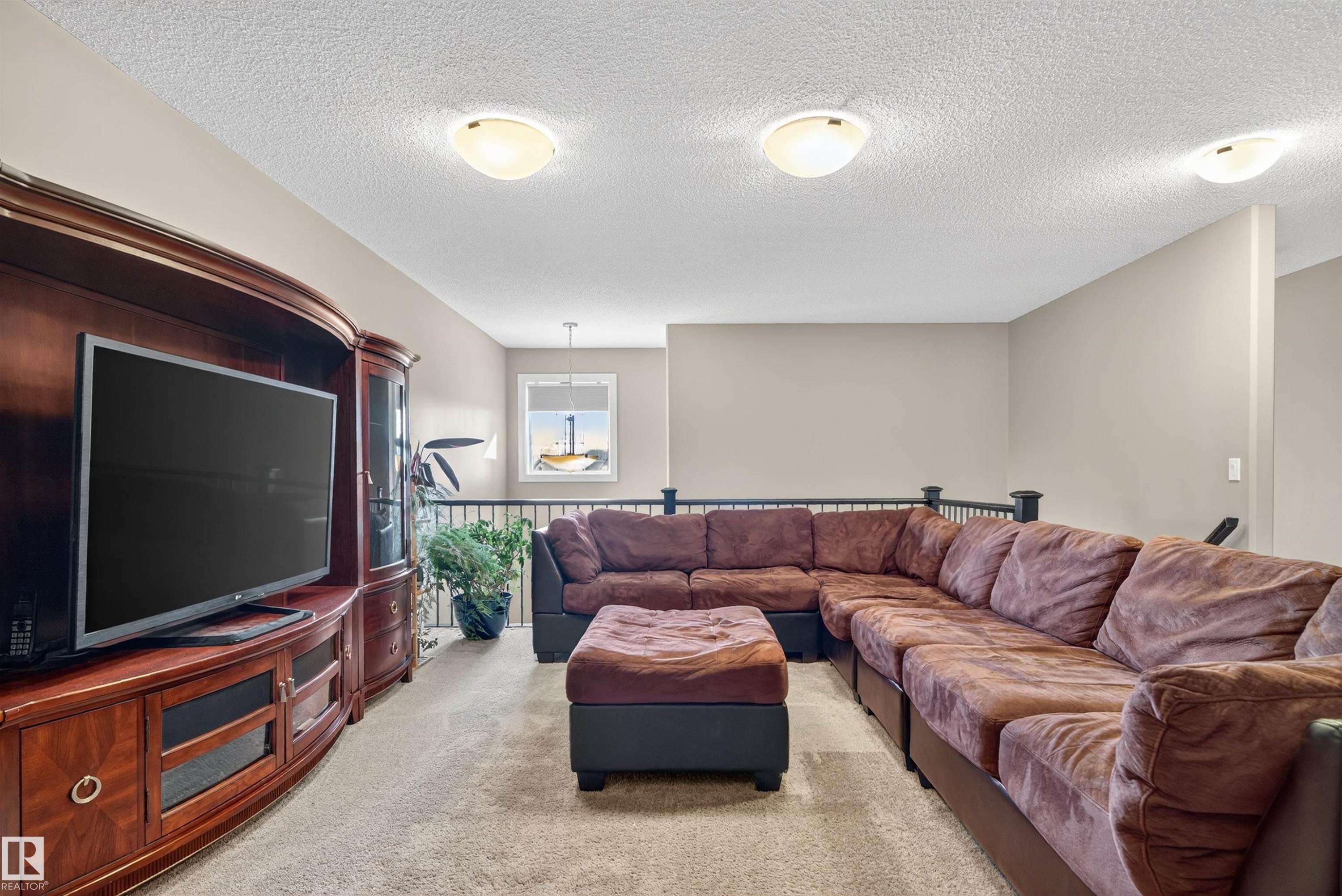1772 33B Street Nw, Edmonton, AB - Indoor Photo Showing Living Room
