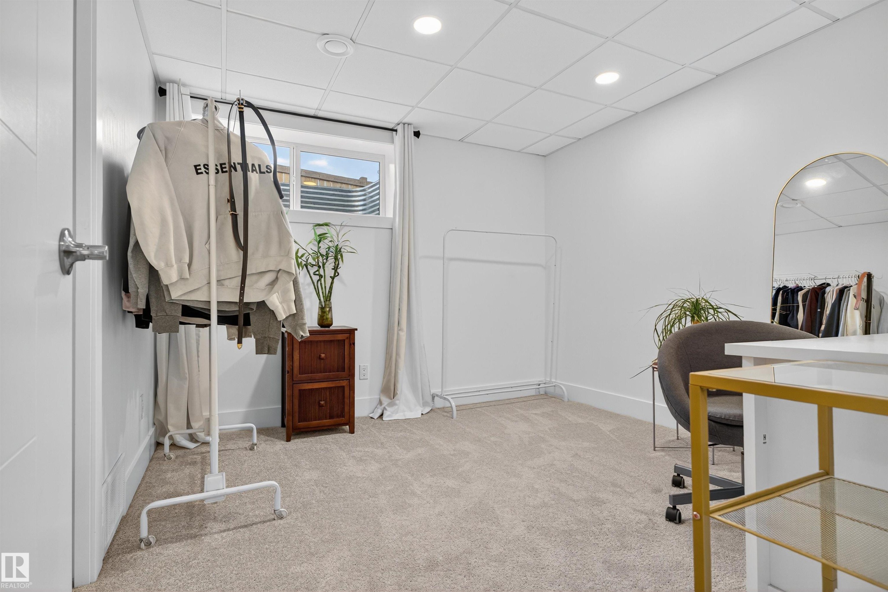 1772 33B Street Nw, Edmonton, AB - Indoor Photo Showing Other Room