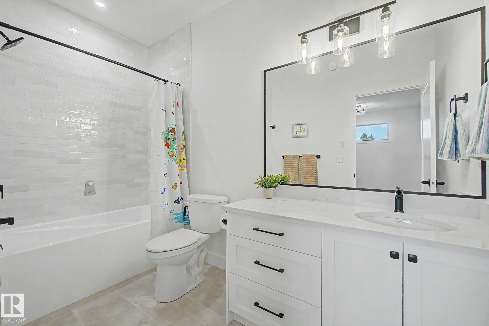 14711 88 Avenue Nw, Edmonton, AB - Indoor Photo Showing Bathroom