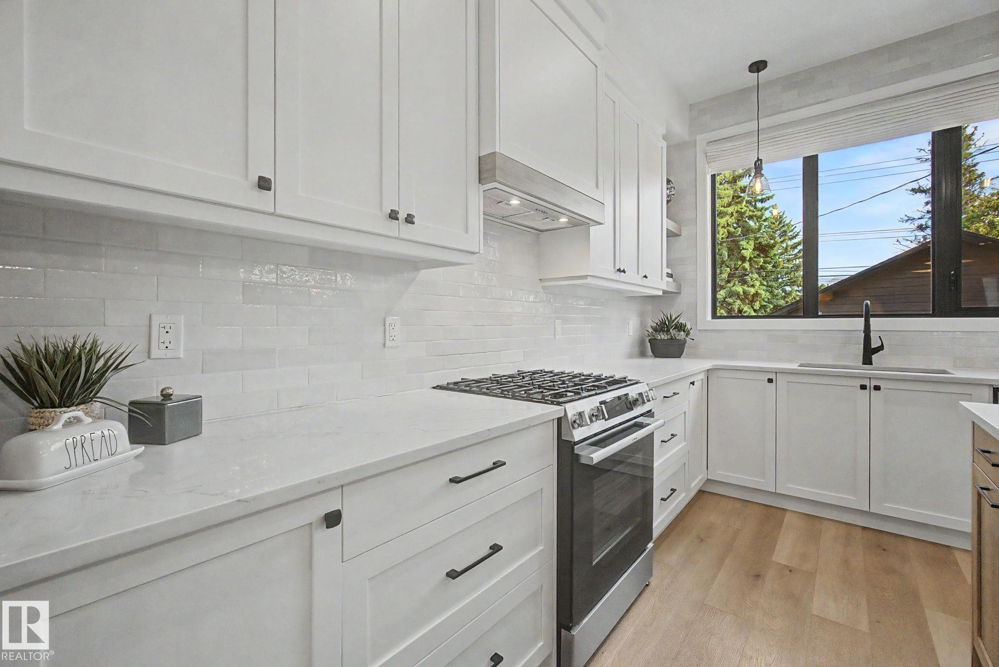 14711 88 Avenue Nw, Edmonton, AB - Indoor Photo Showing Kitchen With Upgraded Kitchen