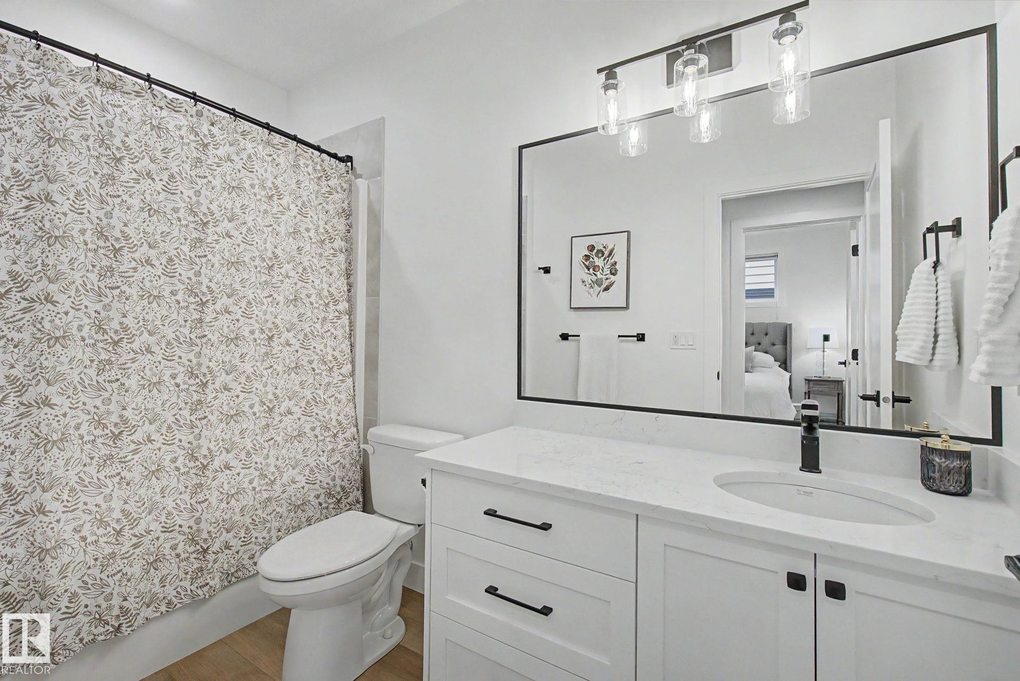 14711 88 Avenue Nw, Edmonton, AB - Indoor Photo Showing Bathroom