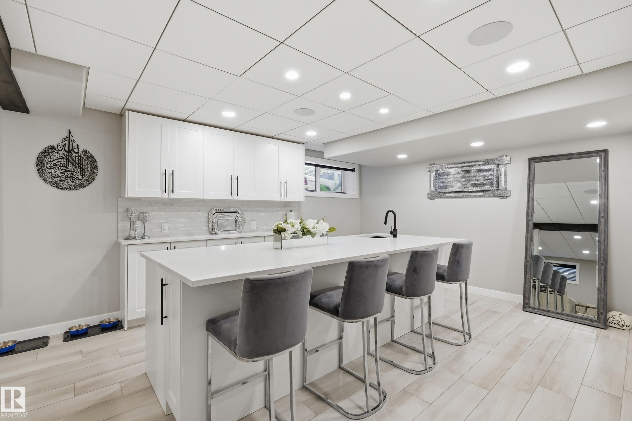 Kitchenette with white shaker cabinetry, quartz countertops, subway tile backsplash, and a breakfast bar - 76 Jacobs Close, St. Albert, AB