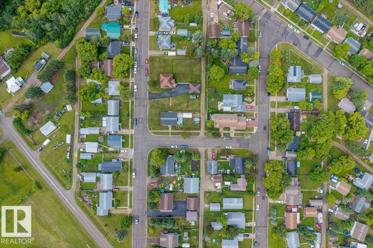 Aerial perspective showcasing a residential neighborhood with a grid street pattern - 4708 47A Avenue, Onoway, AB