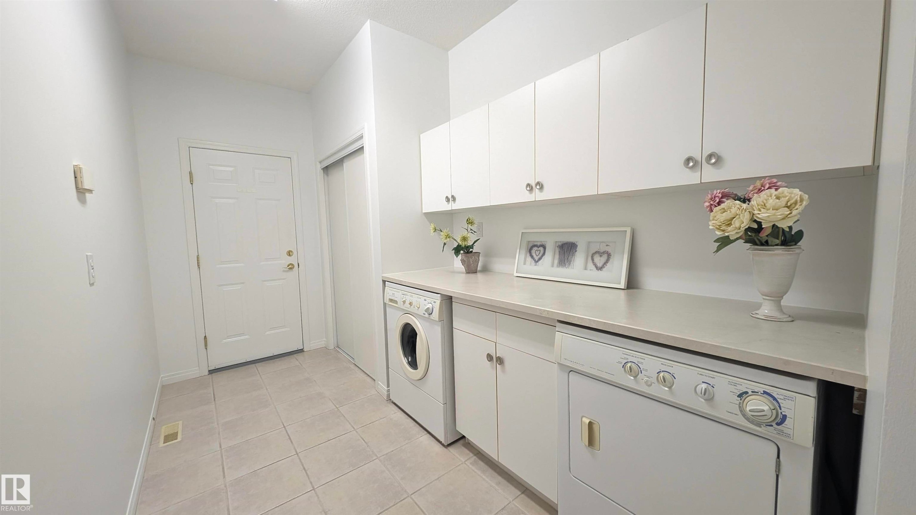 8 Butterworth Point(E) Nw, Edmonton, AB - Indoor Photo Showing Laundry Room