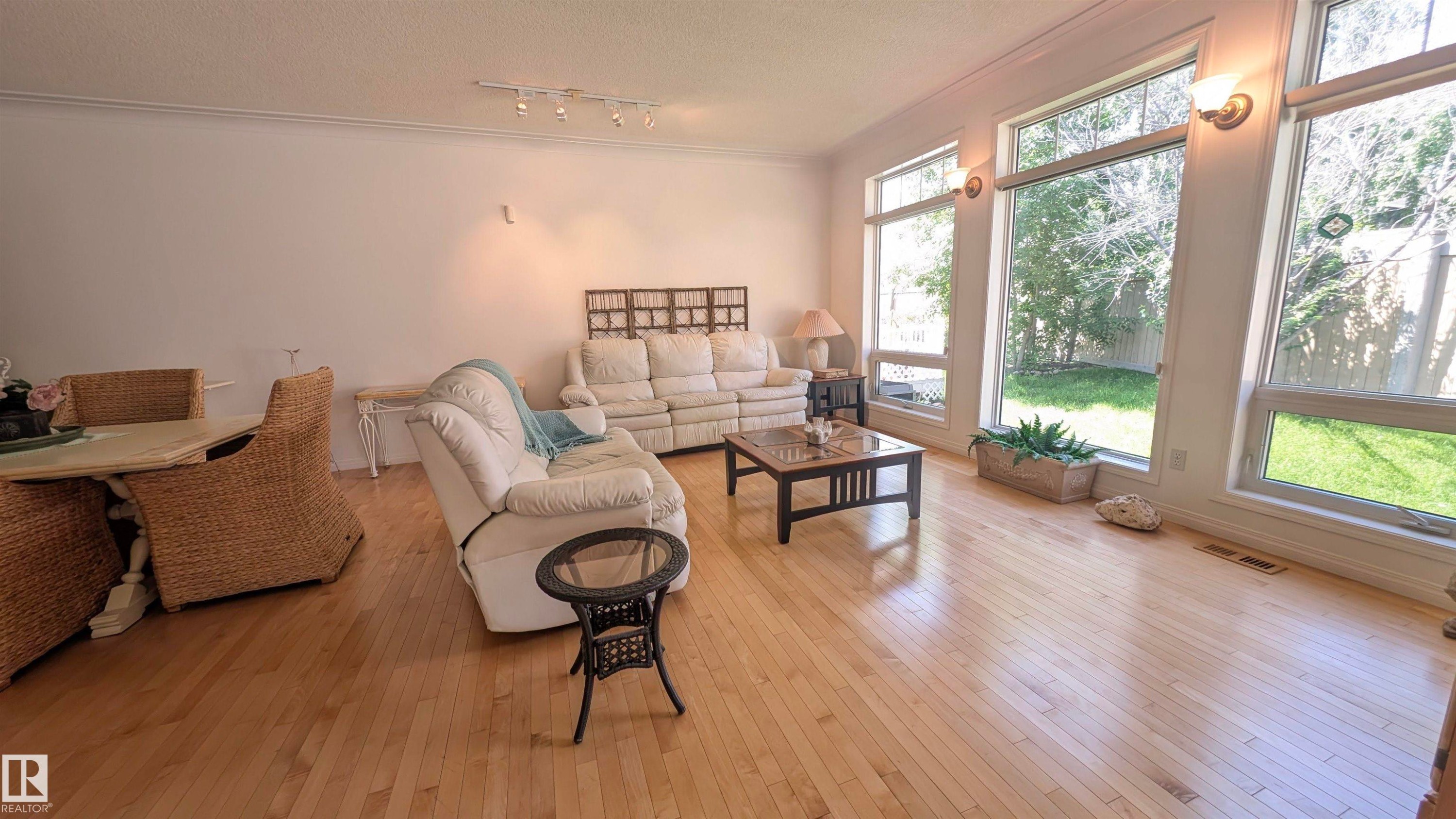 8 Butterworth Point(E) Nw, Edmonton, AB - Indoor Photo Showing Living Room