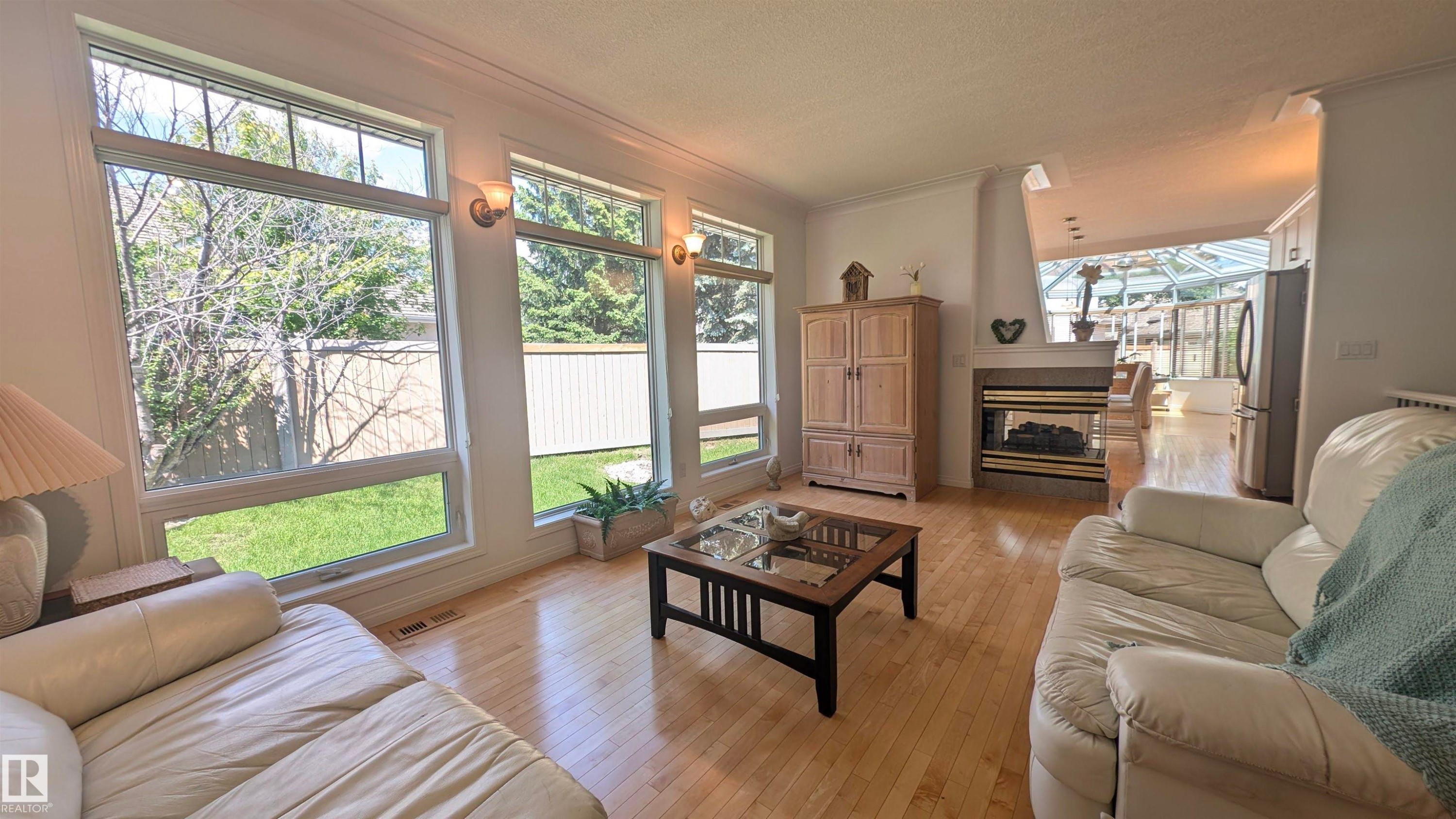 8 Butterworth Point(E) Nw, Edmonton, AB - Indoor Photo Showing Living Room
