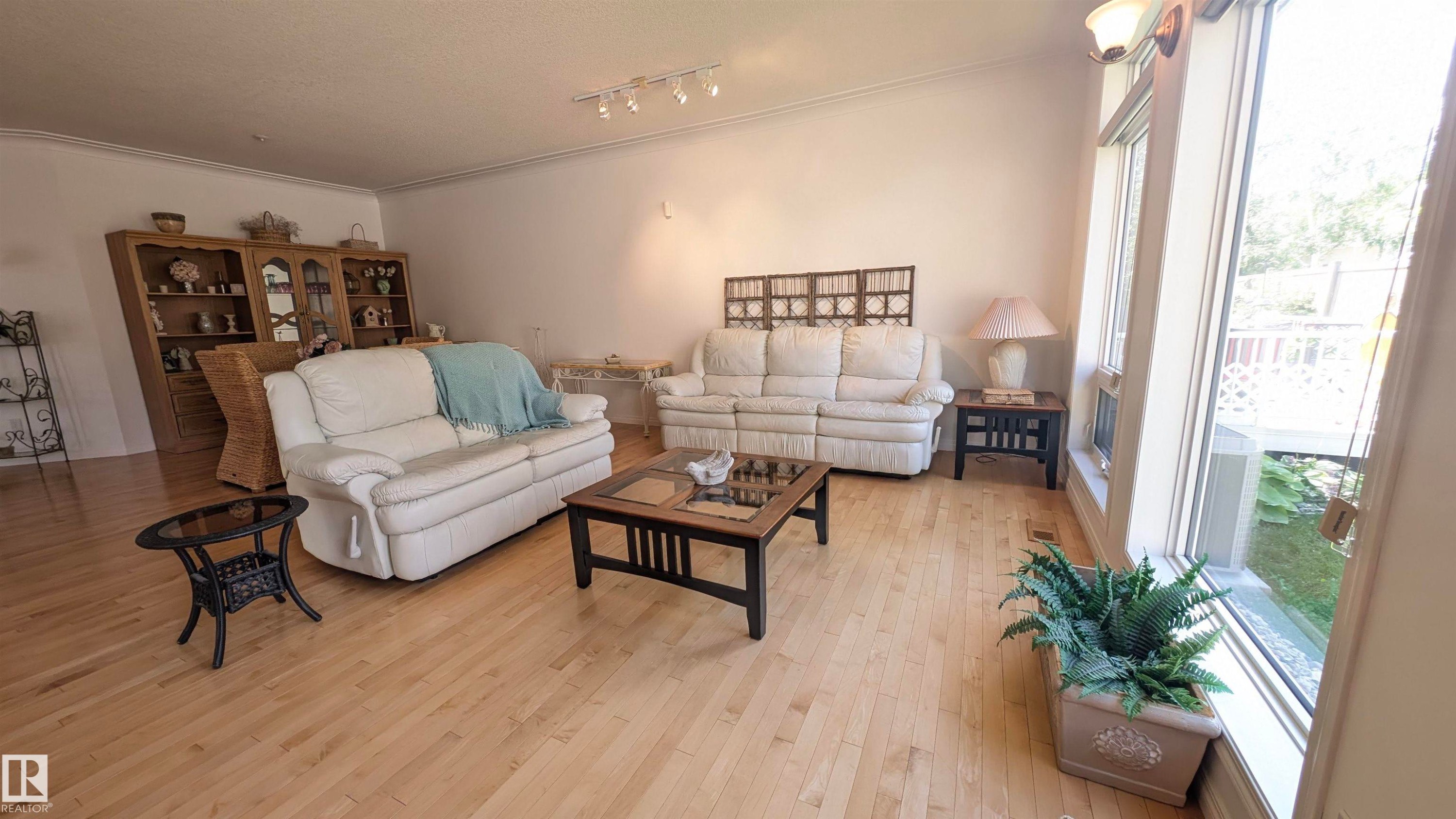 8 Butterworth Point(E) Nw, Edmonton, AB - Indoor Photo Showing Living Room