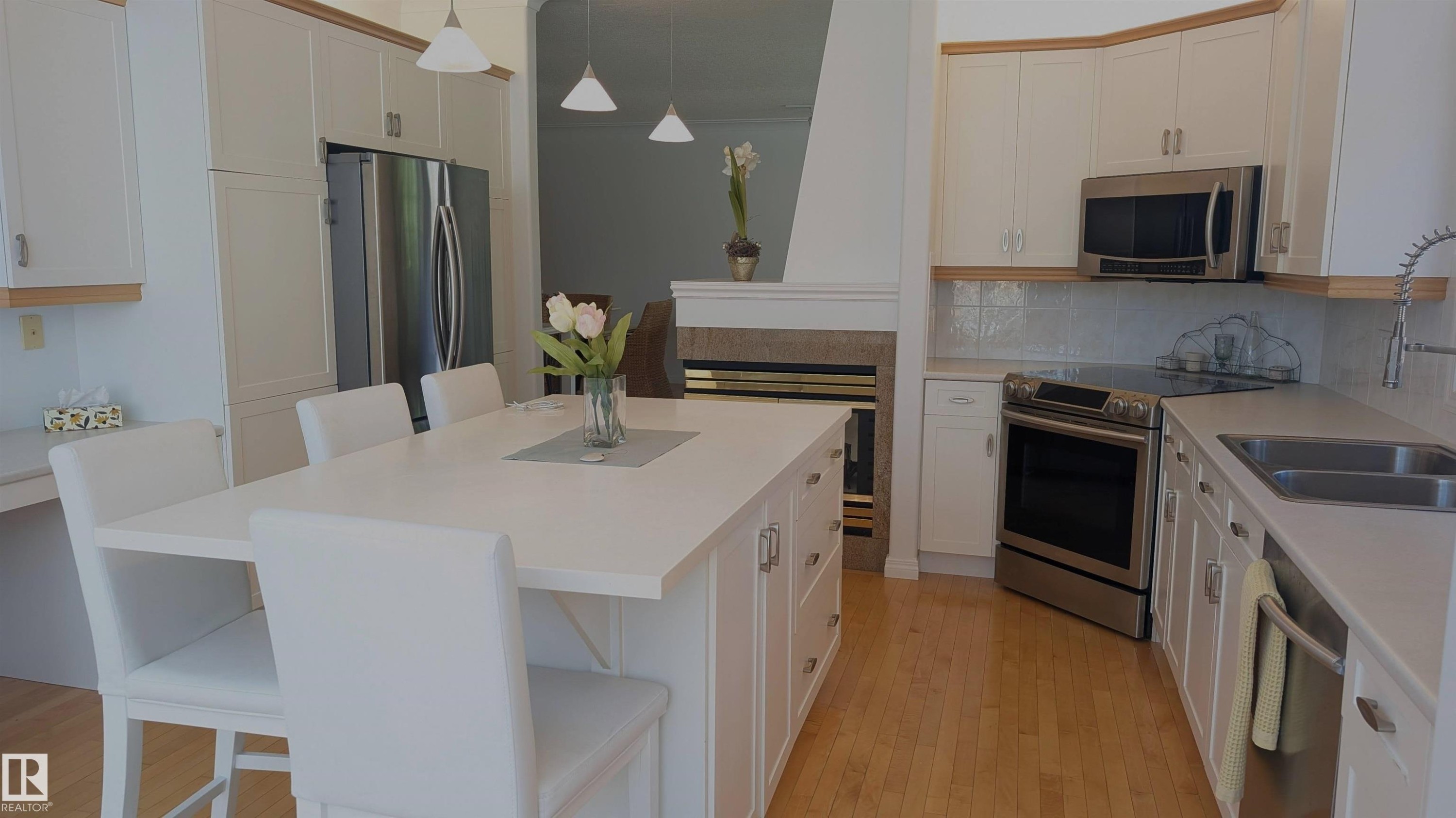 8 Butterworth Point(E) Nw, Edmonton, AB - Indoor Photo Showing Kitchen With Double Sink