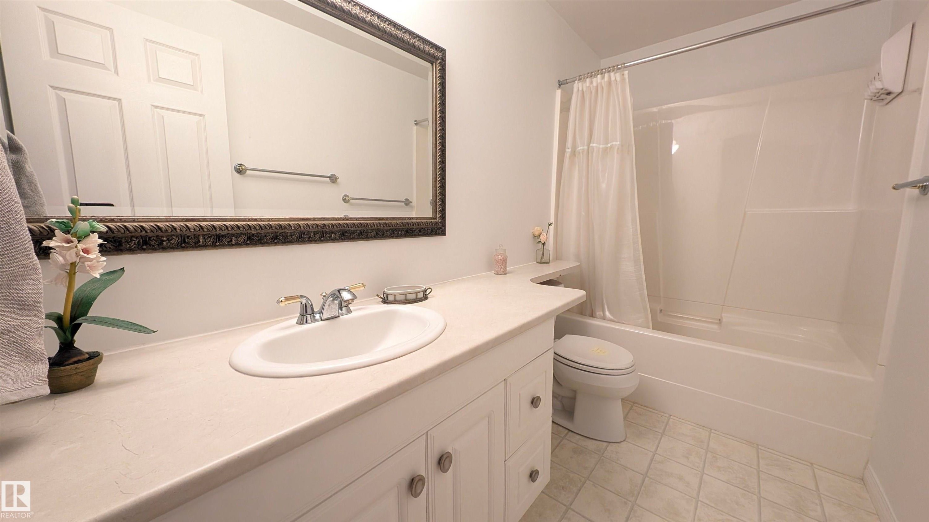 8 Butterworth Point(E) Nw, Edmonton, AB - Indoor Photo Showing Bathroom