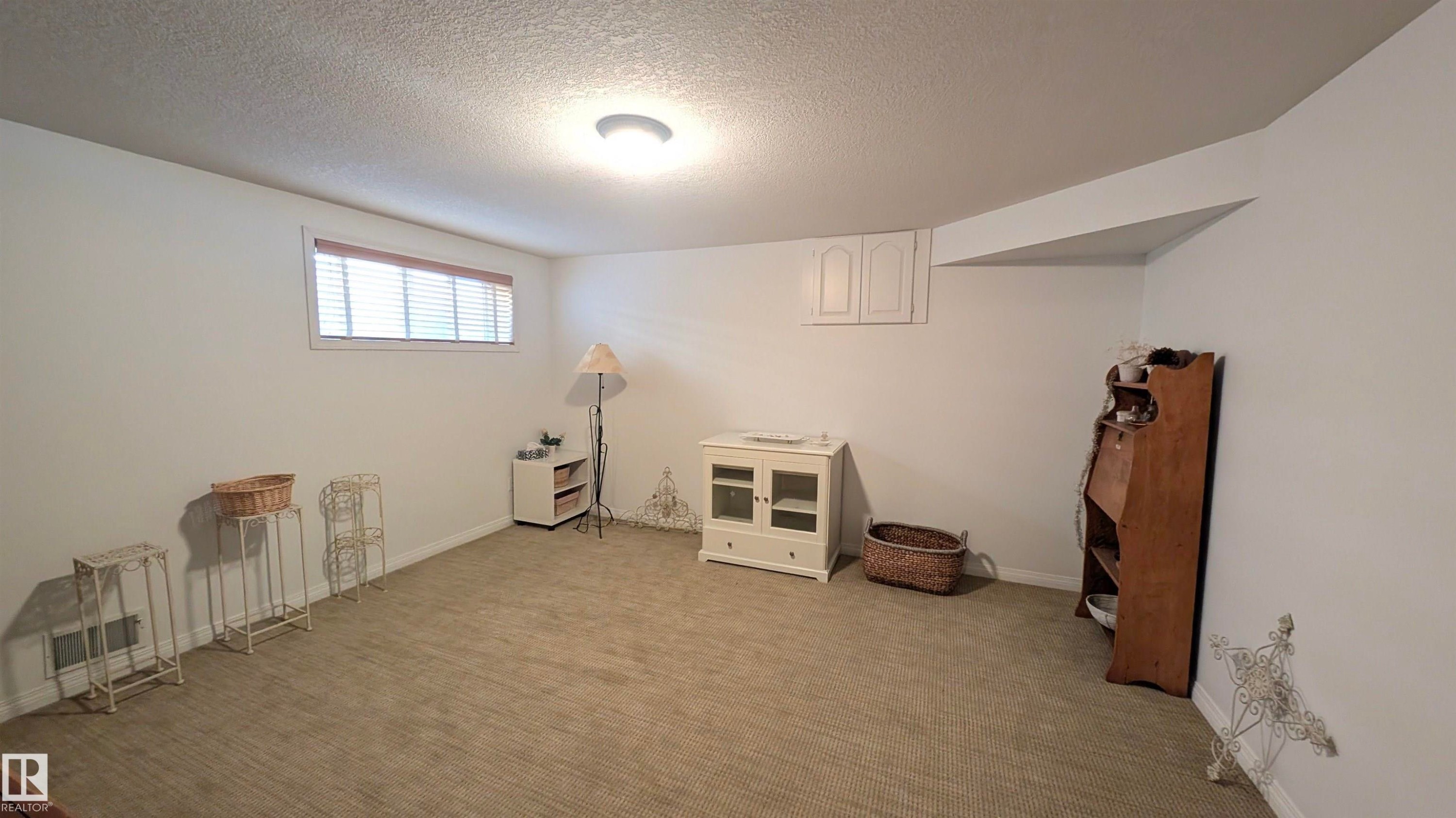 8 Butterworth Point(E) Nw, Edmonton, AB - Indoor Photo Showing Other Room
