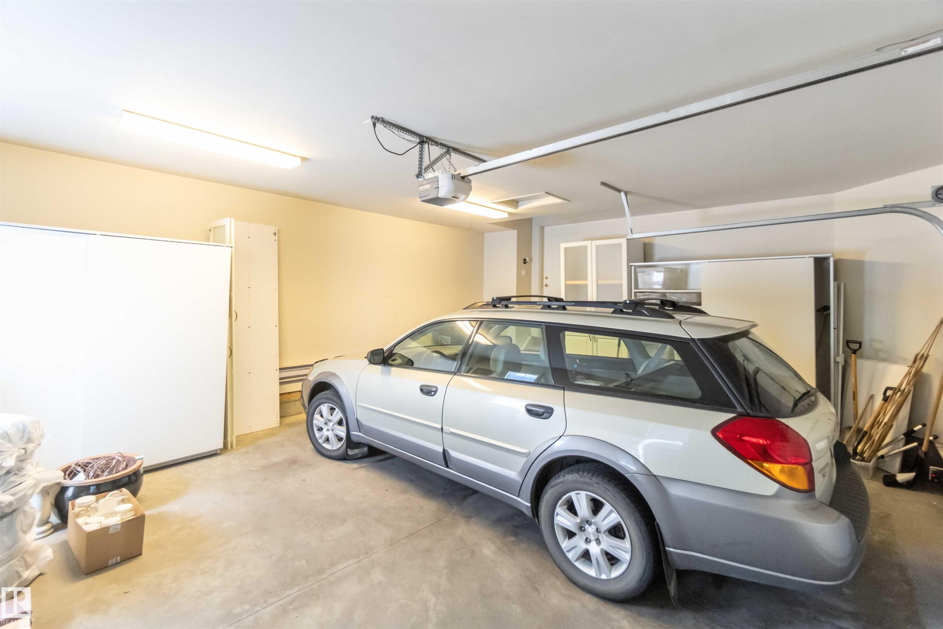 8 Butterworth Point(E) Nw, Edmonton, AB - Indoor Photo Showing Garage