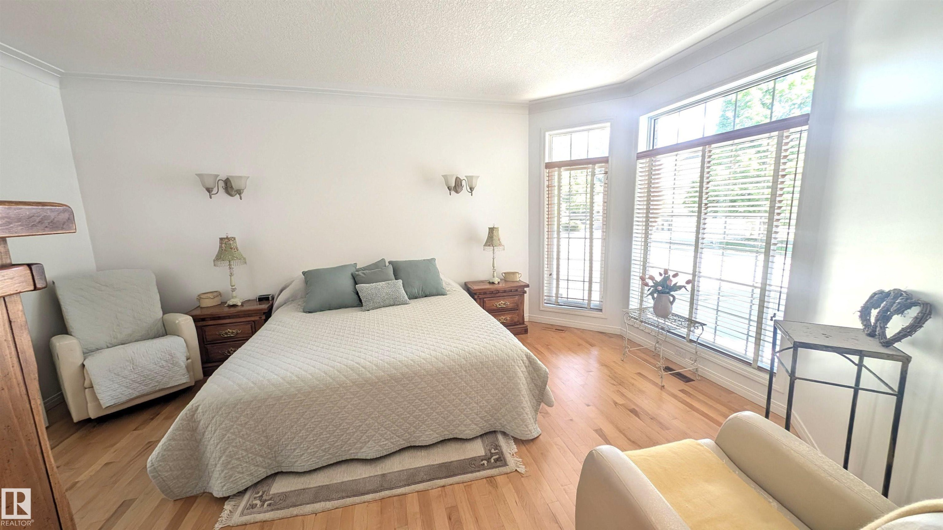 8 Butterworth Point(E) Nw, Edmonton, AB - Indoor Photo Showing Bedroom