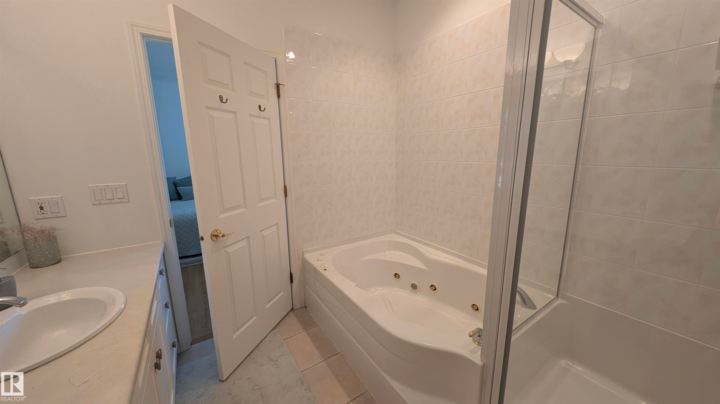 8 Butterworth Point(E) Nw, Edmonton, AB - Indoor Photo Showing Bathroom