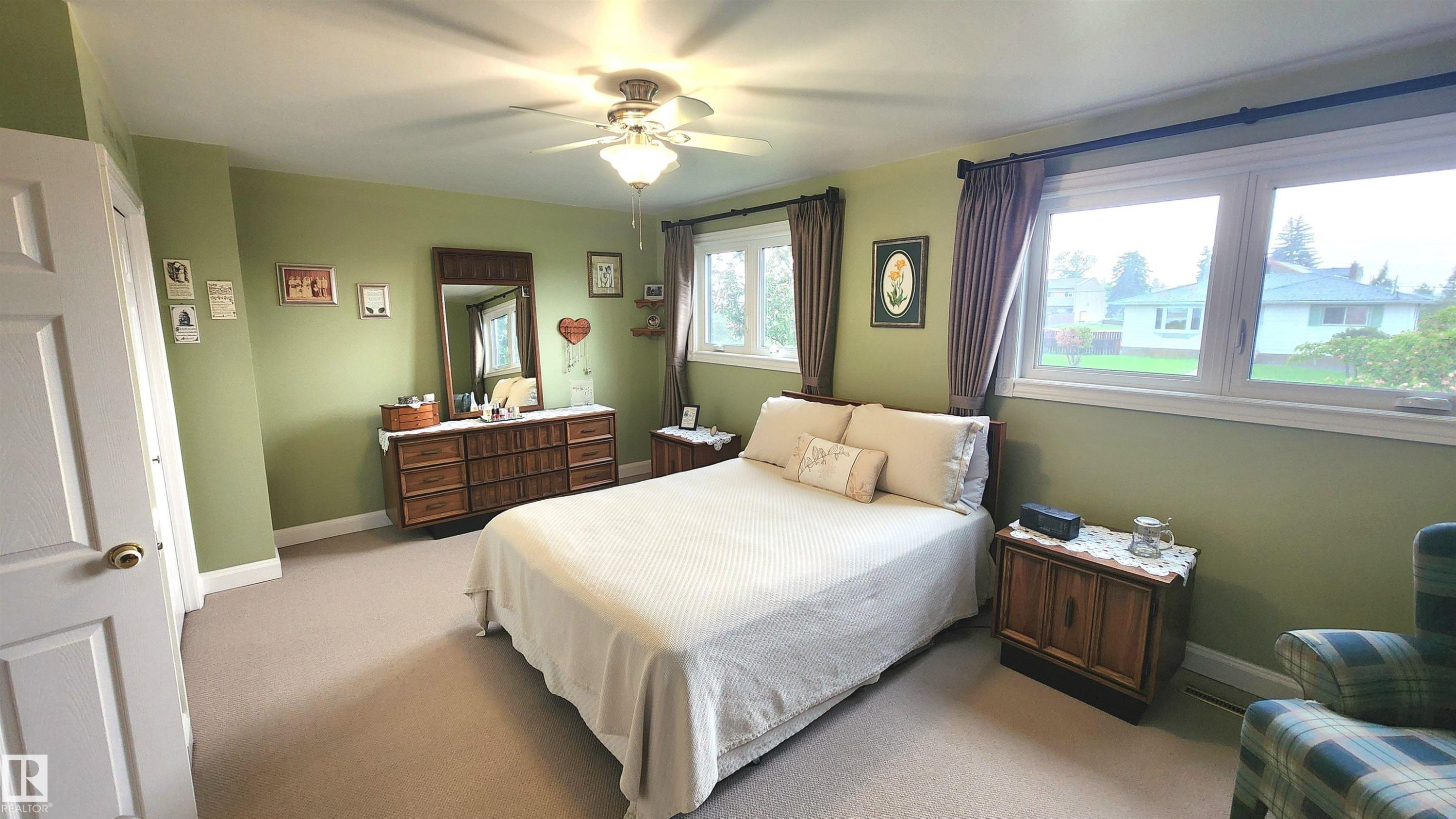 Bedroom featuring light green walls, light-toned carpet flooring, and white trim - 13307 Delwood Road, Edmonton, AB