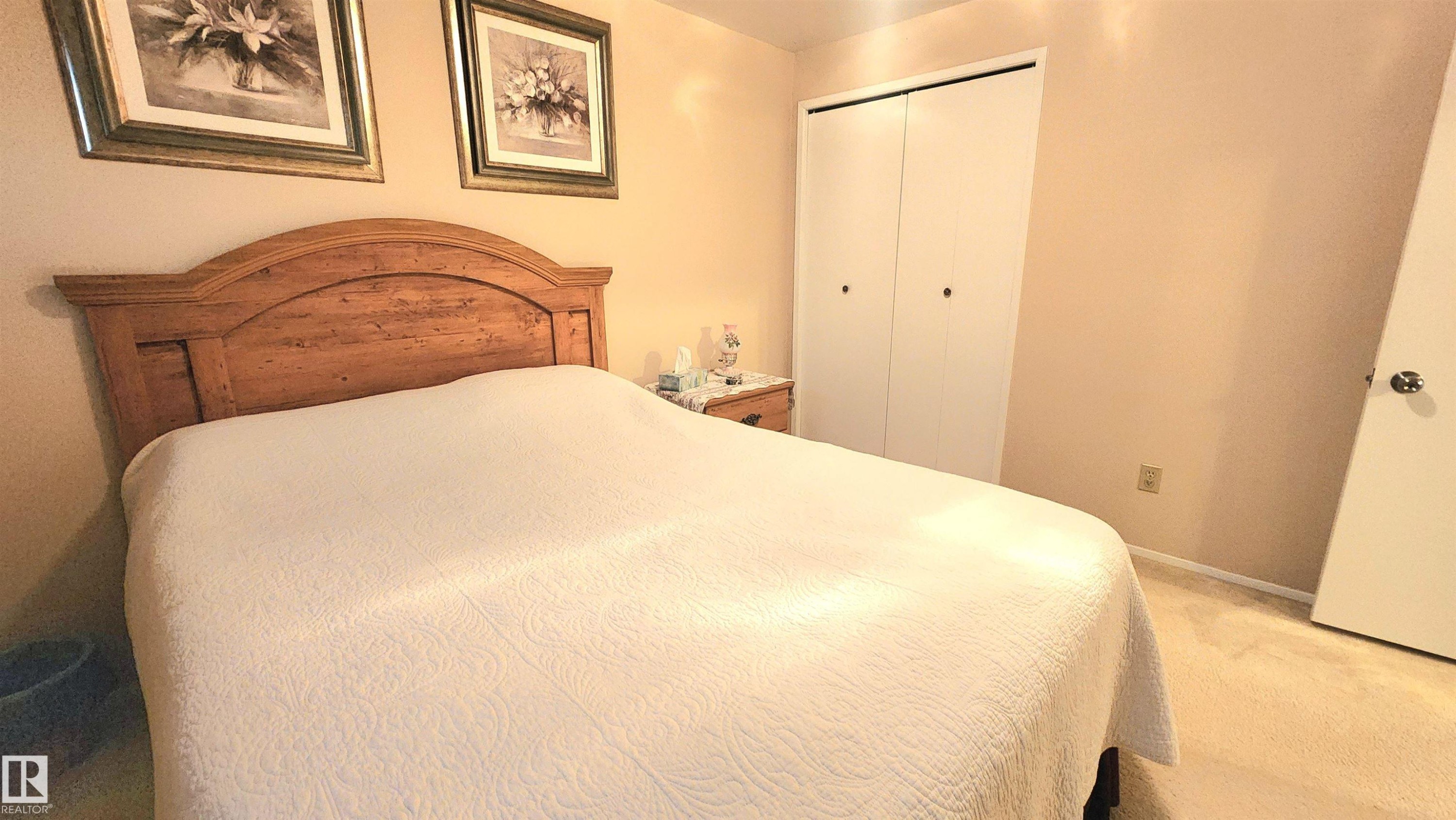 Carpeted room with a light-toned wall finish - 13307 Delwood Road, Edmonton, AB