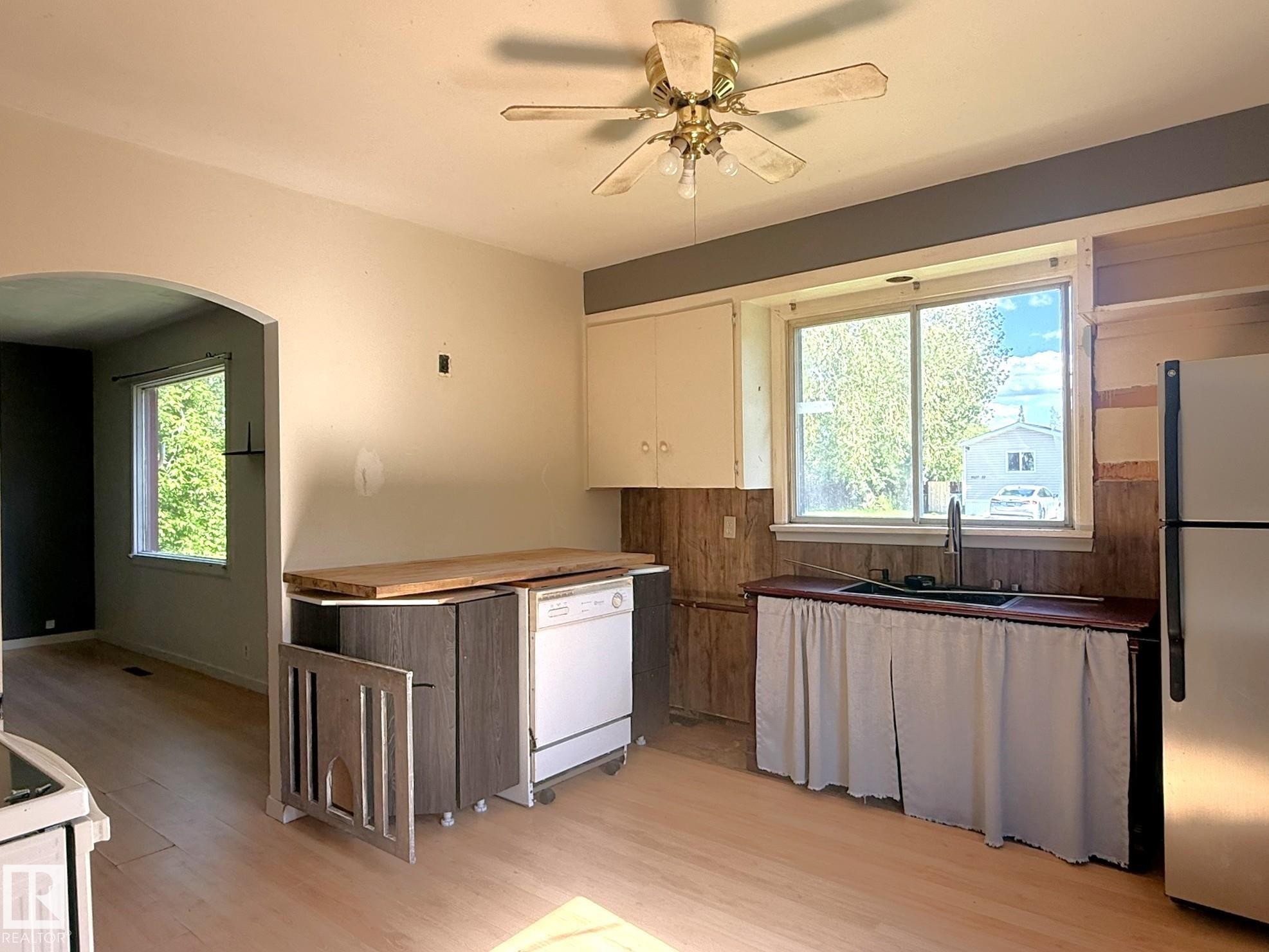 5028 52 Avenue, Breton, AB - Indoor Photo Showing Kitchen With Double Sink