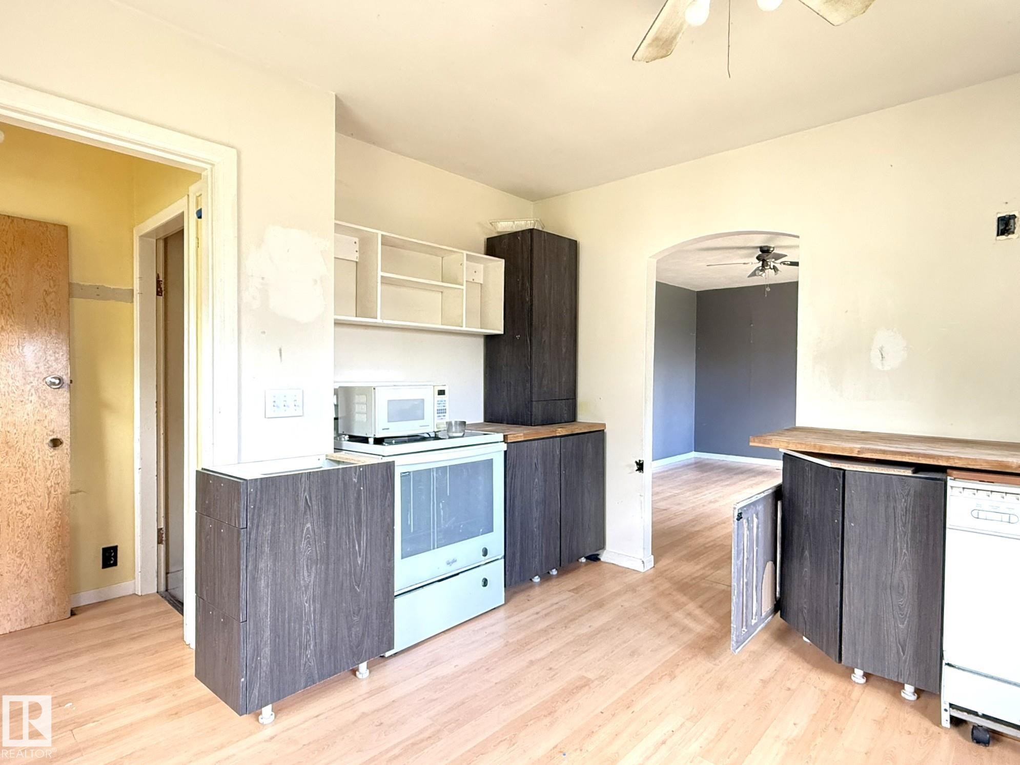 5028 52 Avenue, Breton, AB - Indoor