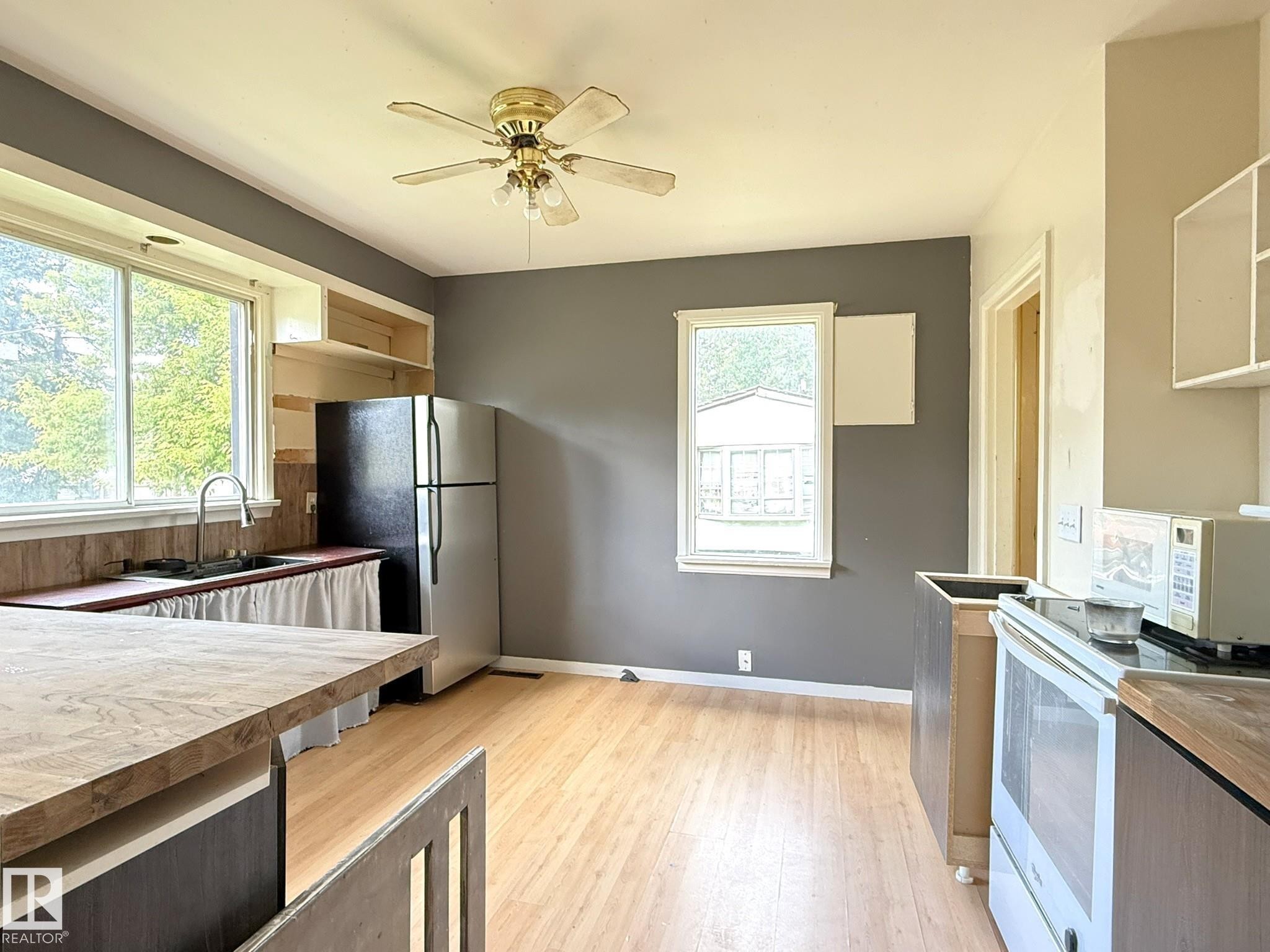 5028 52 Avenue, Breton, AB - Indoor Photo Showing Kitchen