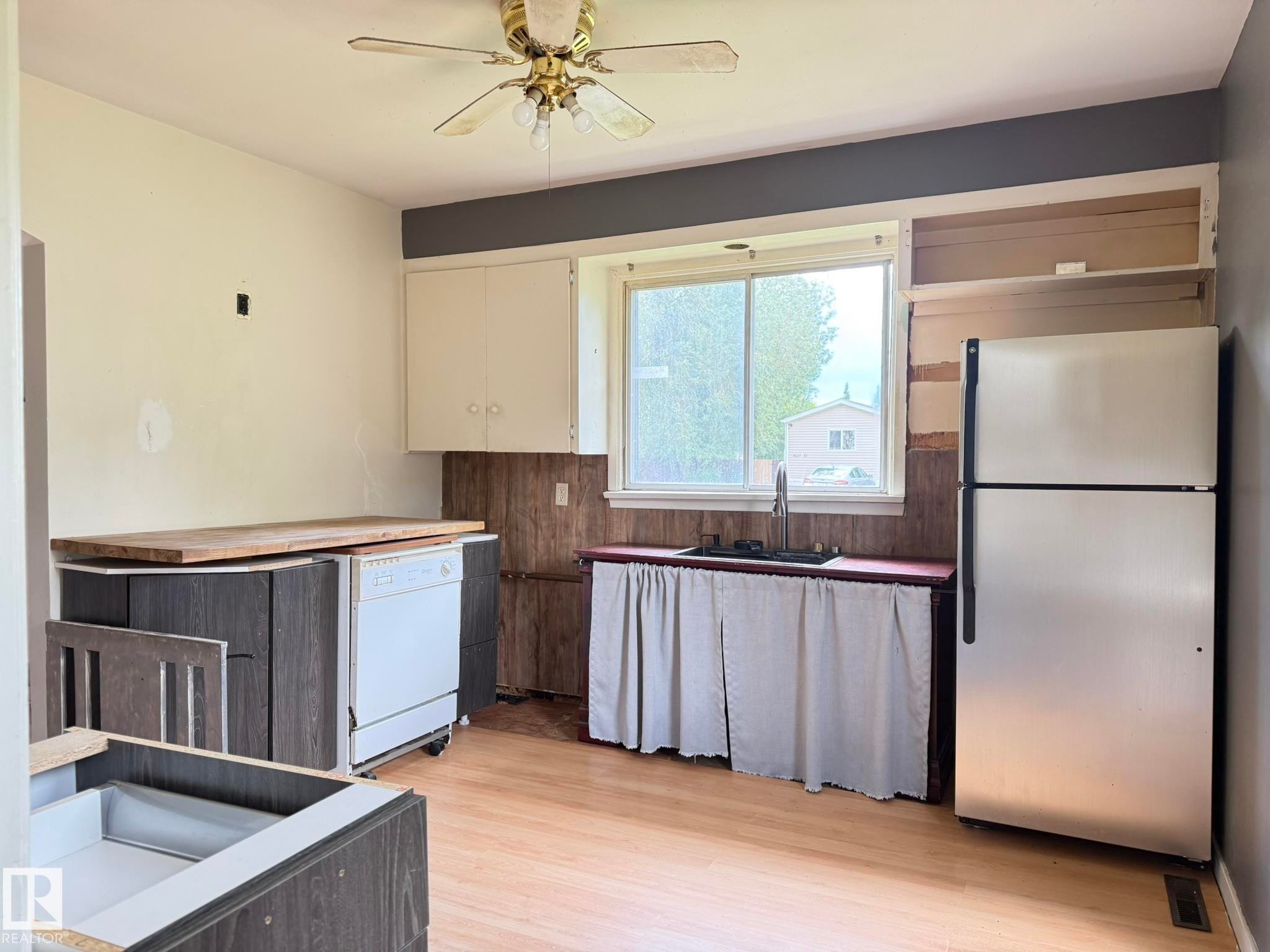 5028 52 Avenue, Breton, AB - Indoor Photo Showing Kitchen