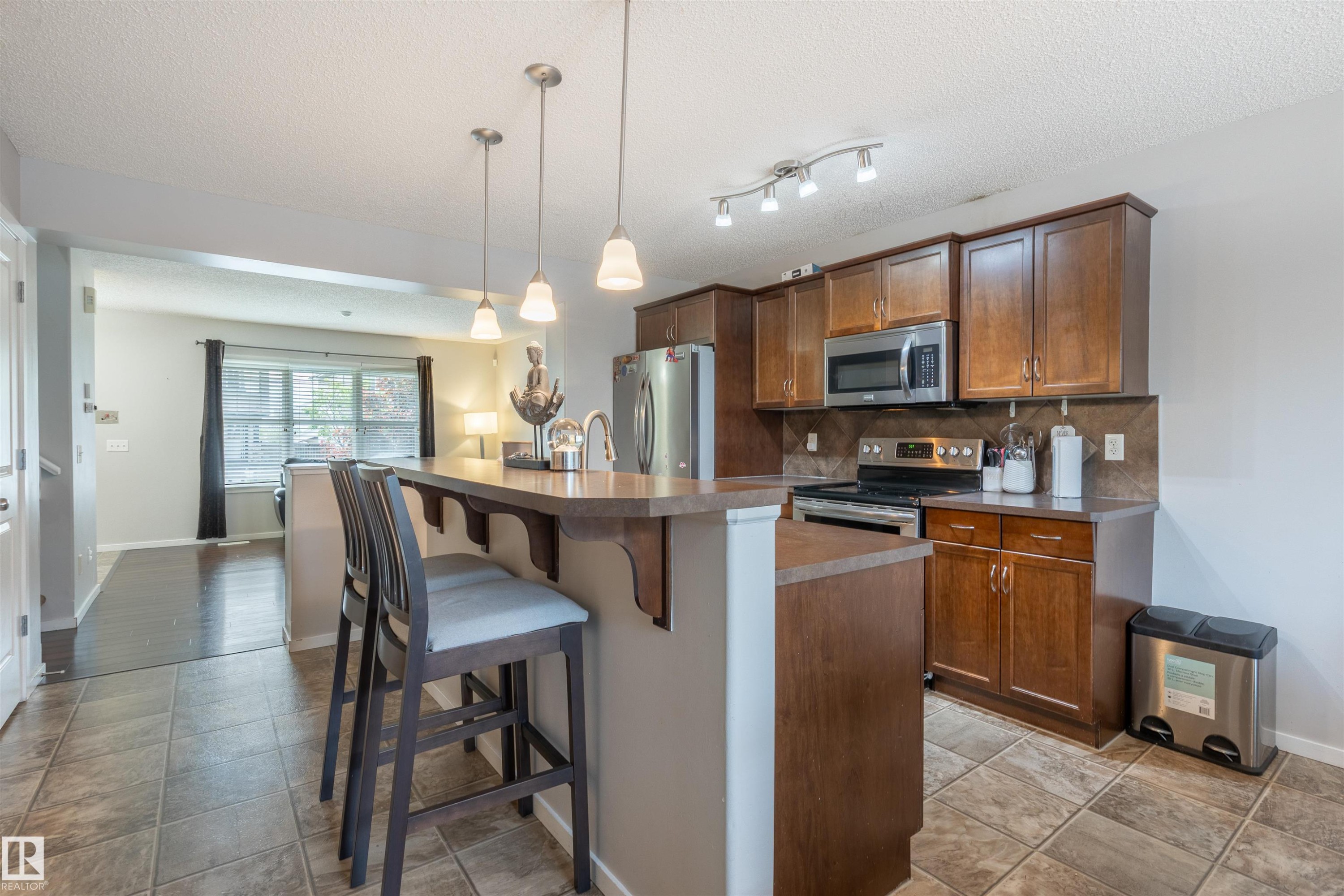 165 62 Street Sw, Edmonton, AB - Indoor Photo Showing Kitchen With Upgraded Kitchen