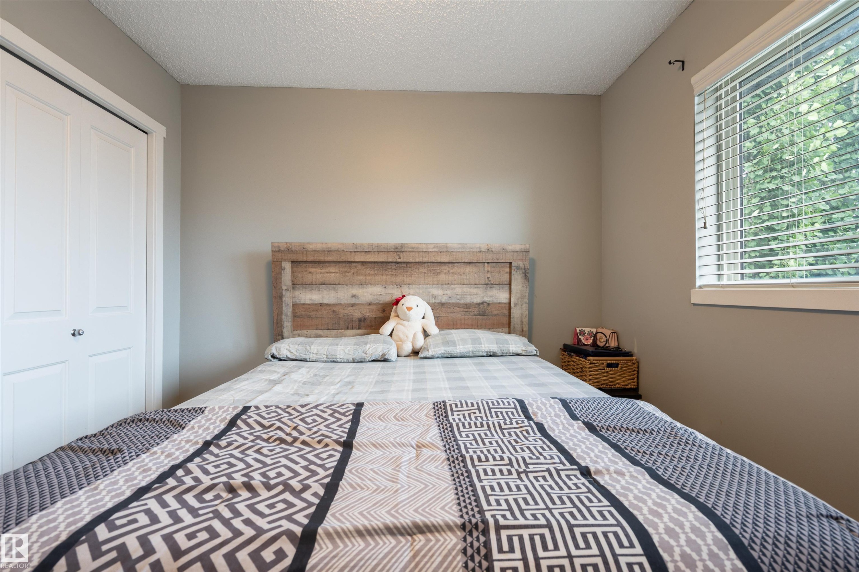 165 62 Street Sw, Edmonton, AB - Indoor Photo Showing Bedroom