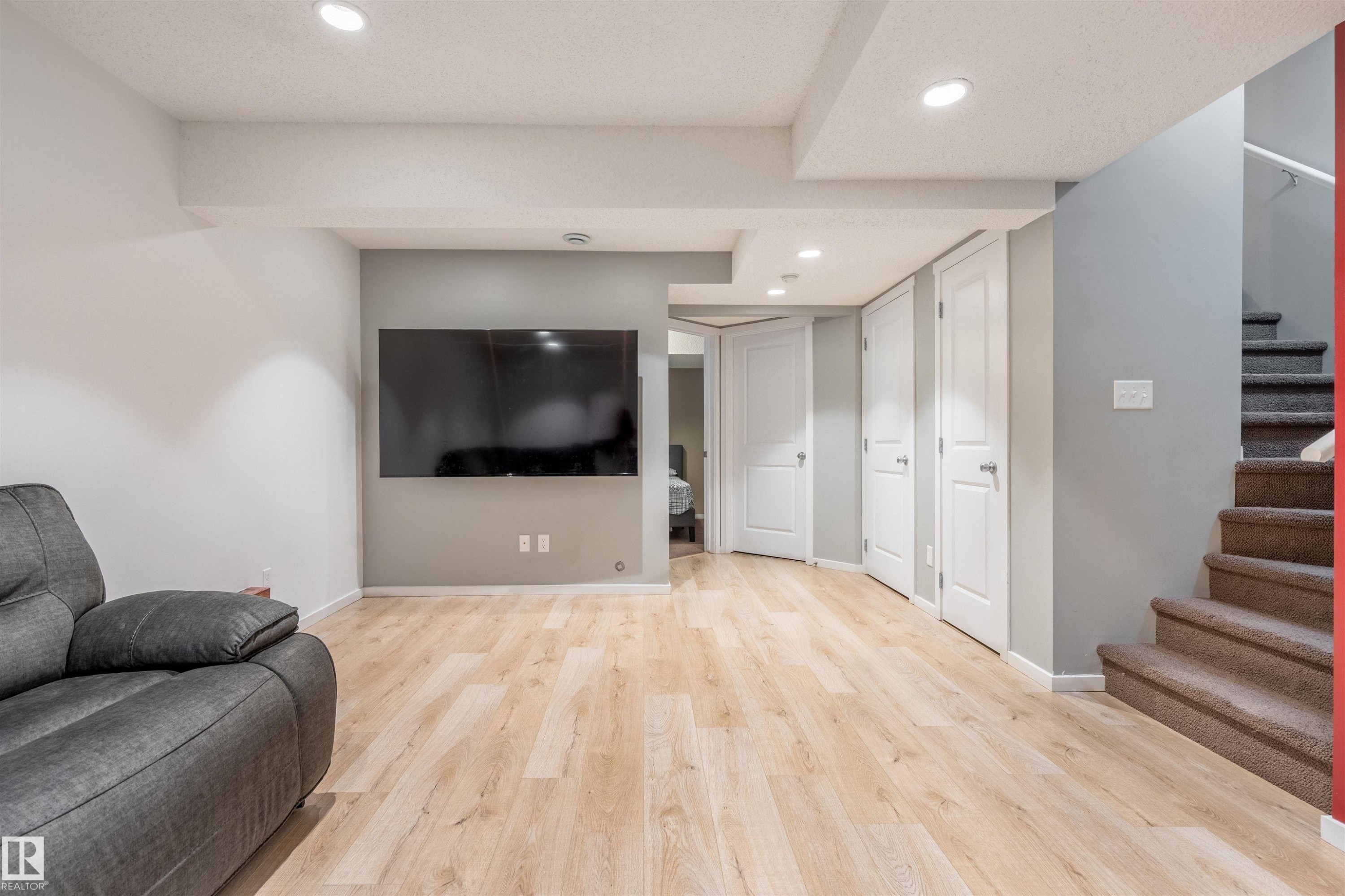 165 62 Street Sw, Edmonton, AB - Indoor Photo Showing Living Room