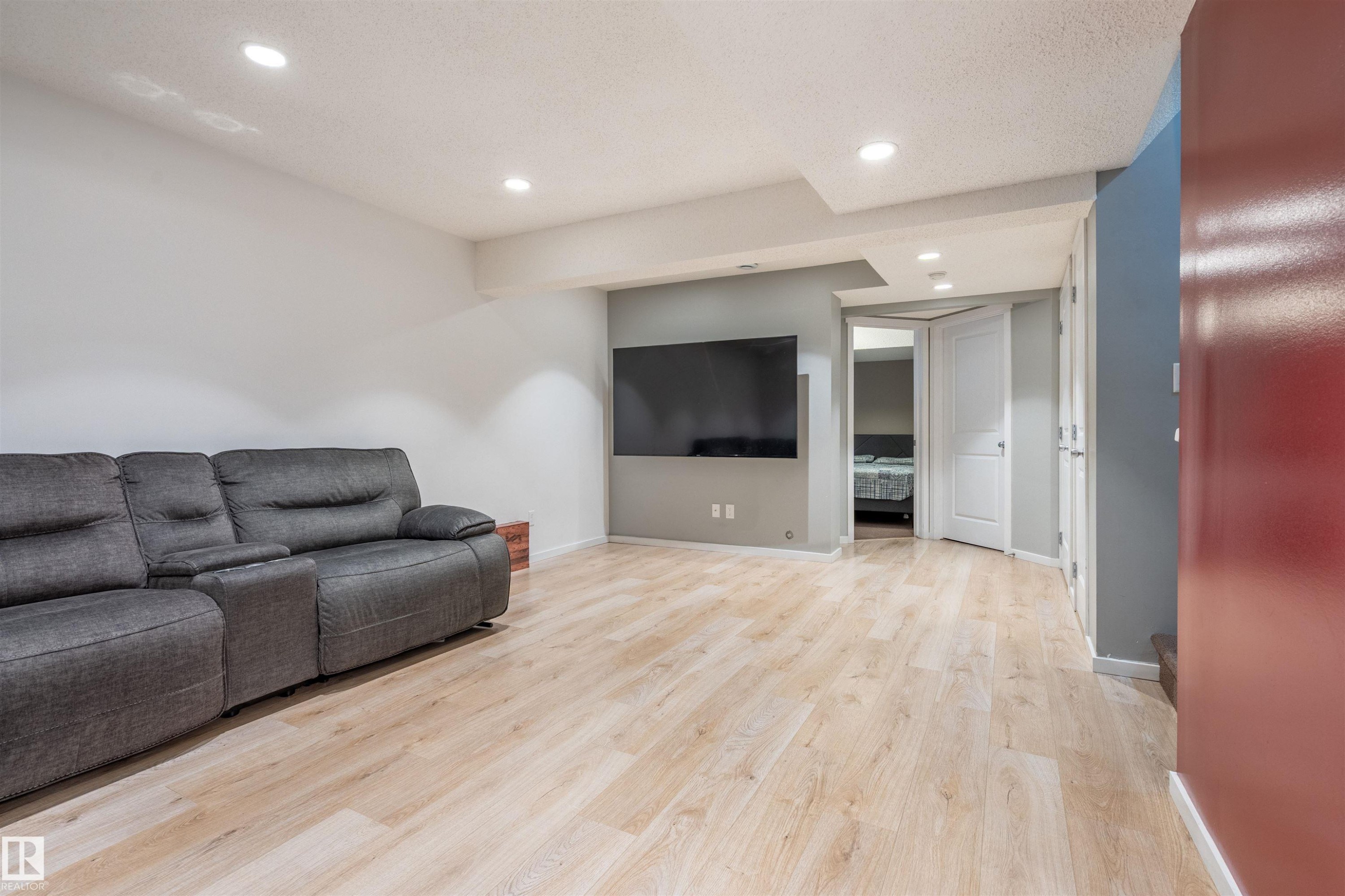 165 62 Street Sw, Edmonton, AB - Indoor Photo Showing Living Room