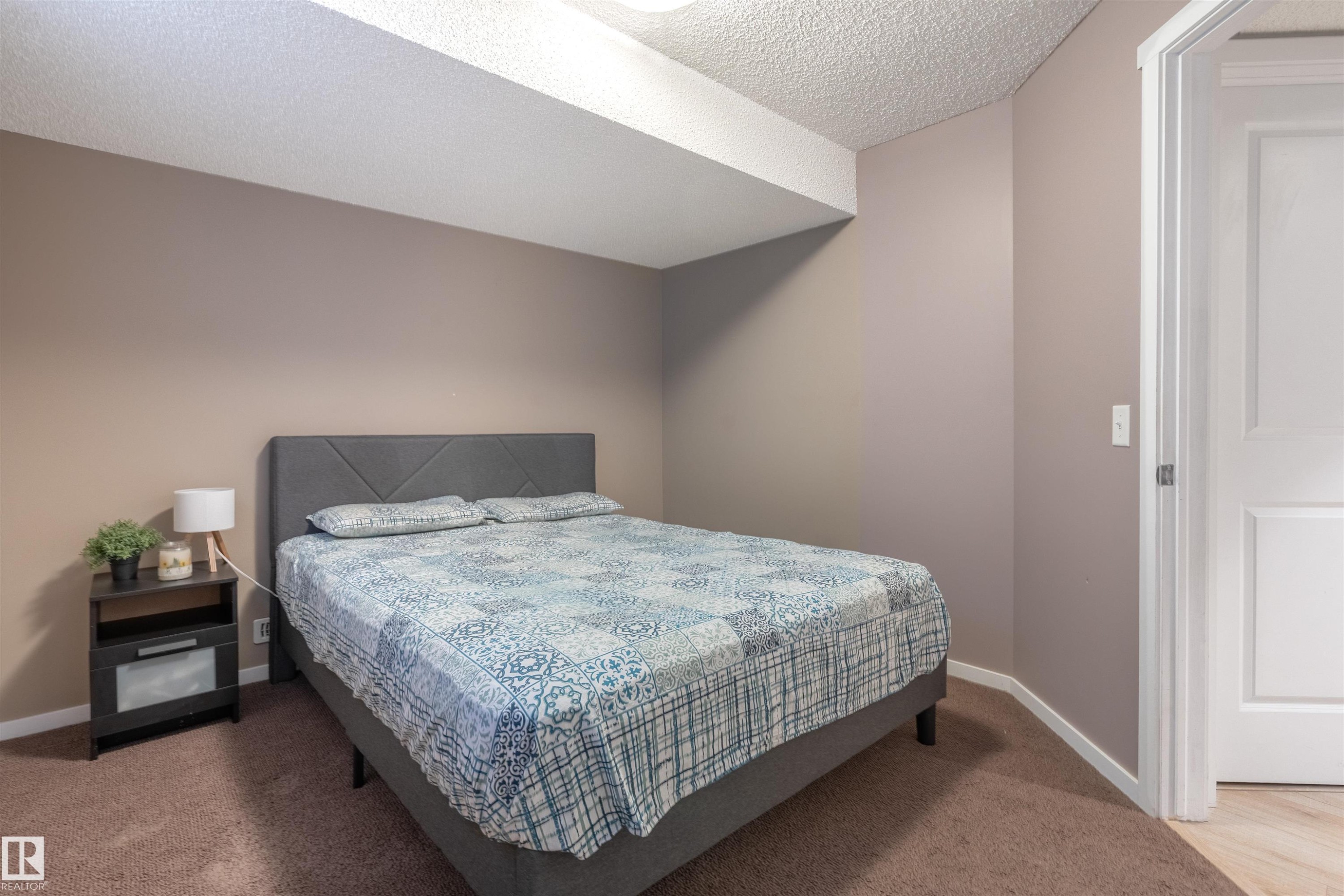 165 62 Street Sw, Edmonton, AB - Indoor Photo Showing Bedroom