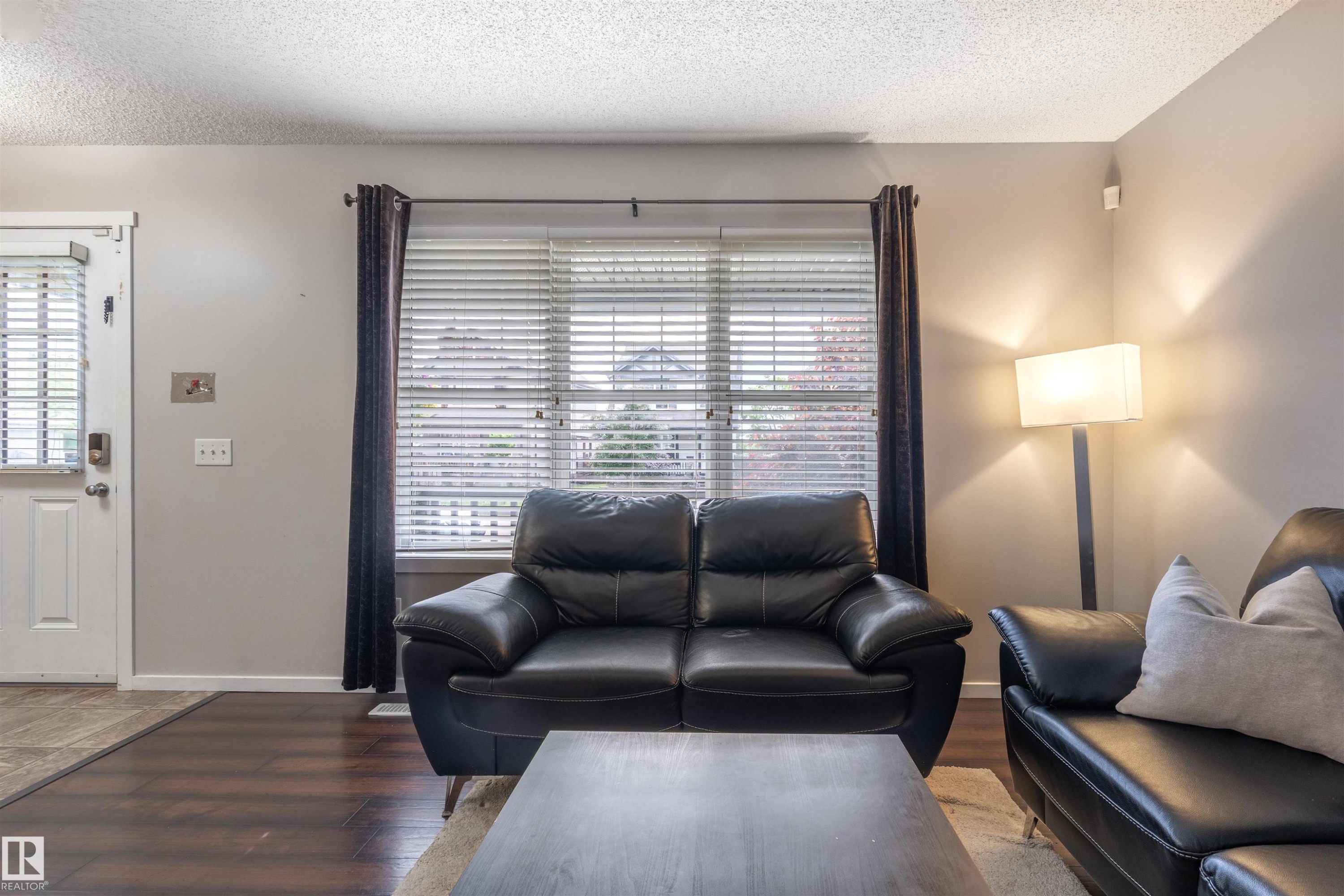 165 62 Street Sw, Edmonton, AB - Indoor Photo Showing Living Room