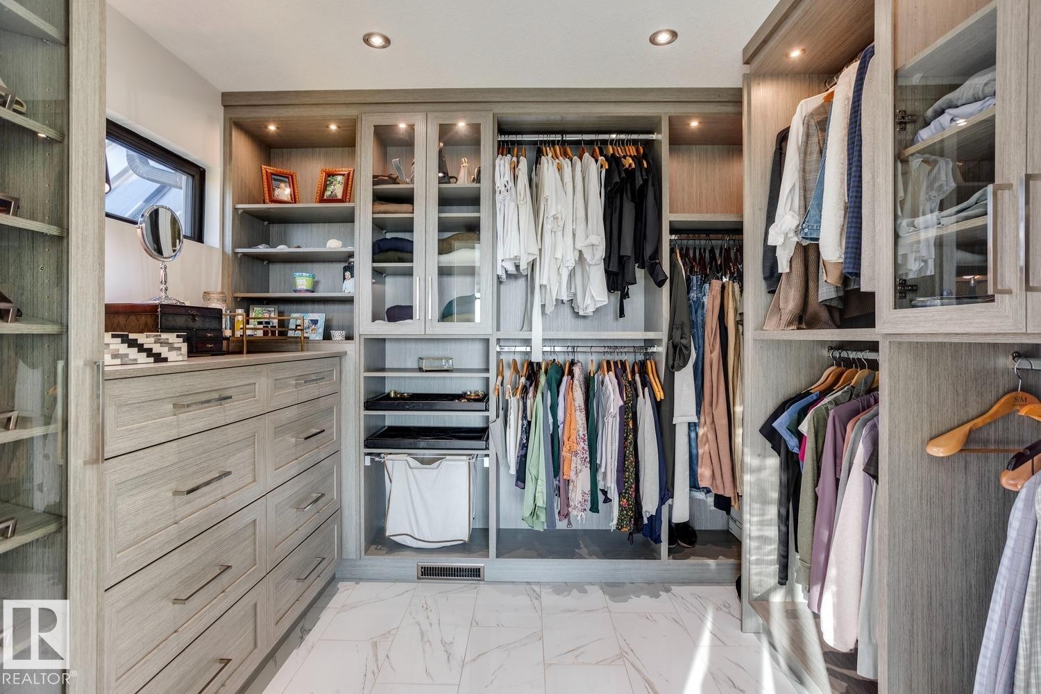 15309 Rio Terrace Drive Nw, Edmonton, AB - Indoor With Storage