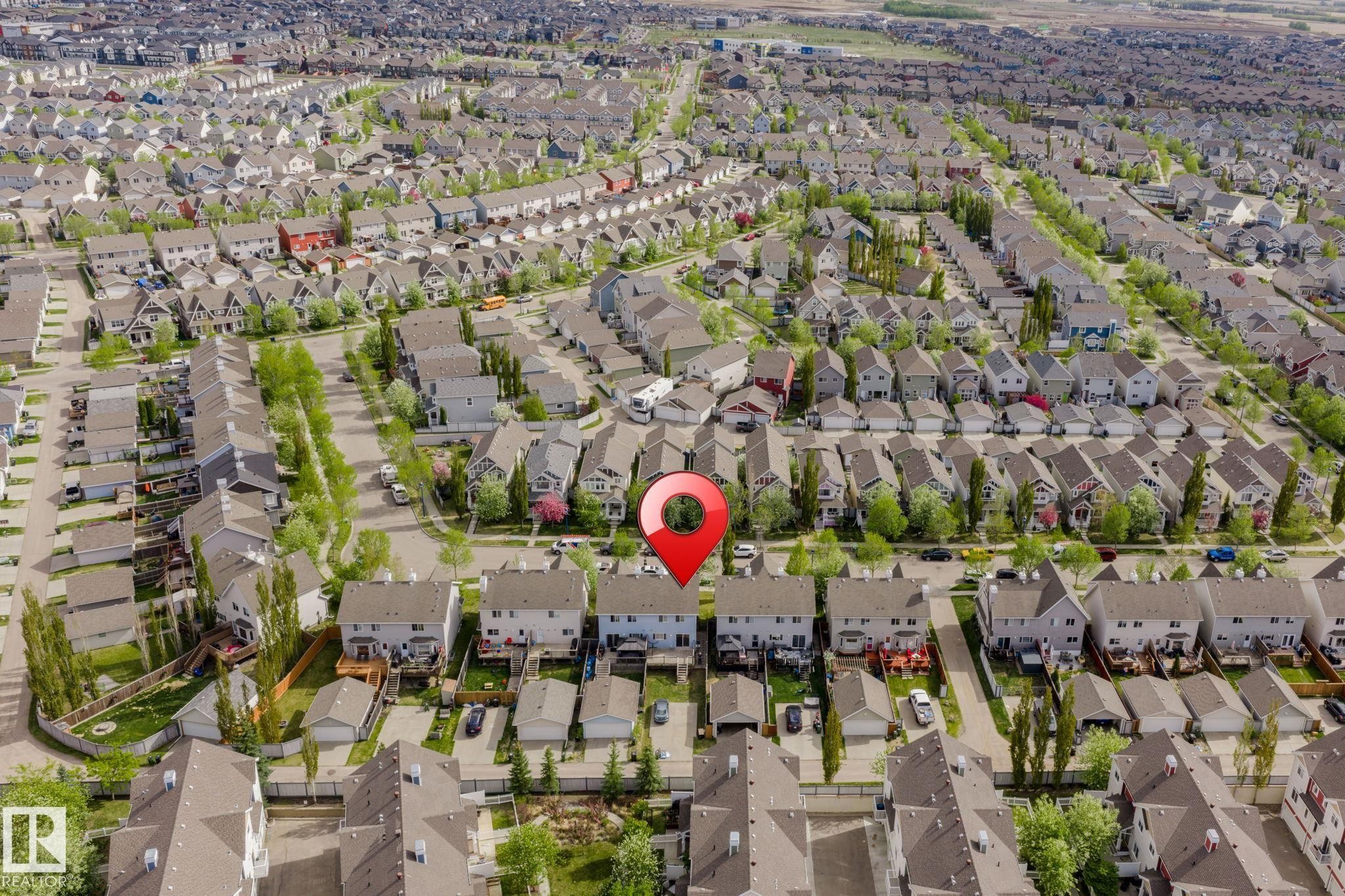 Aerial perspective showcasing a residential neighborhood with numerous detached homes - 7118 19A, Edmonton, AB - Outdoor With View