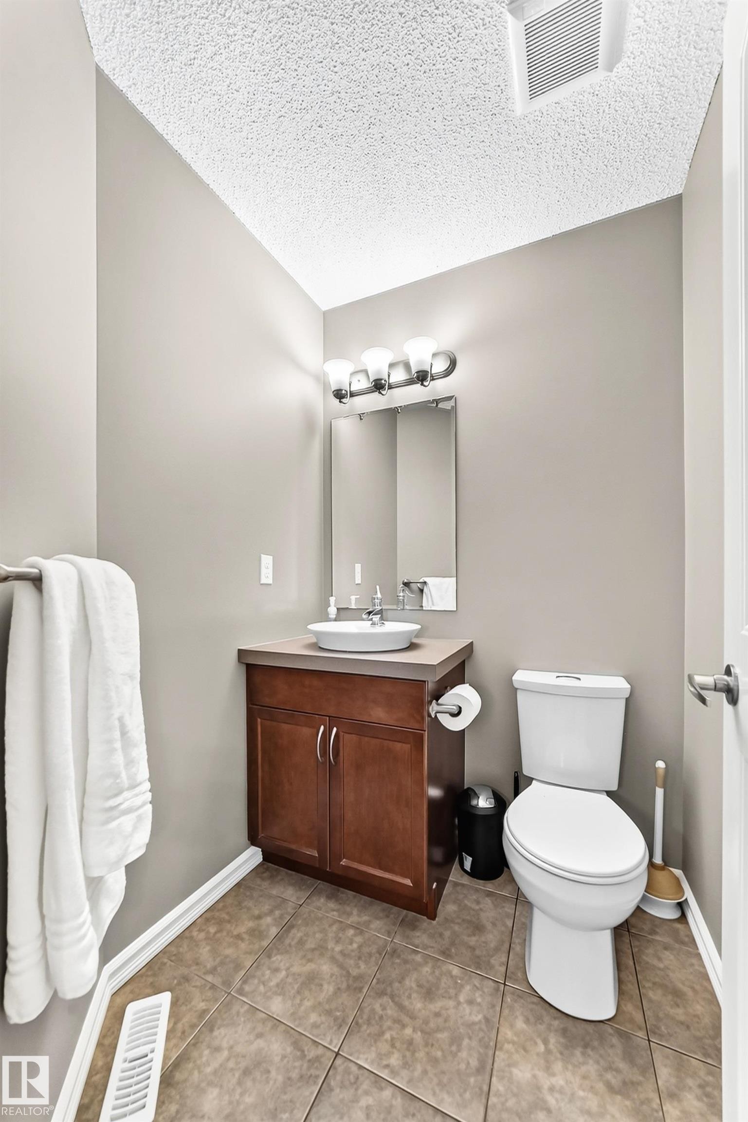5233 2A Avenue Sw, Edmonton, AB - Indoor Photo Showing Bathroom