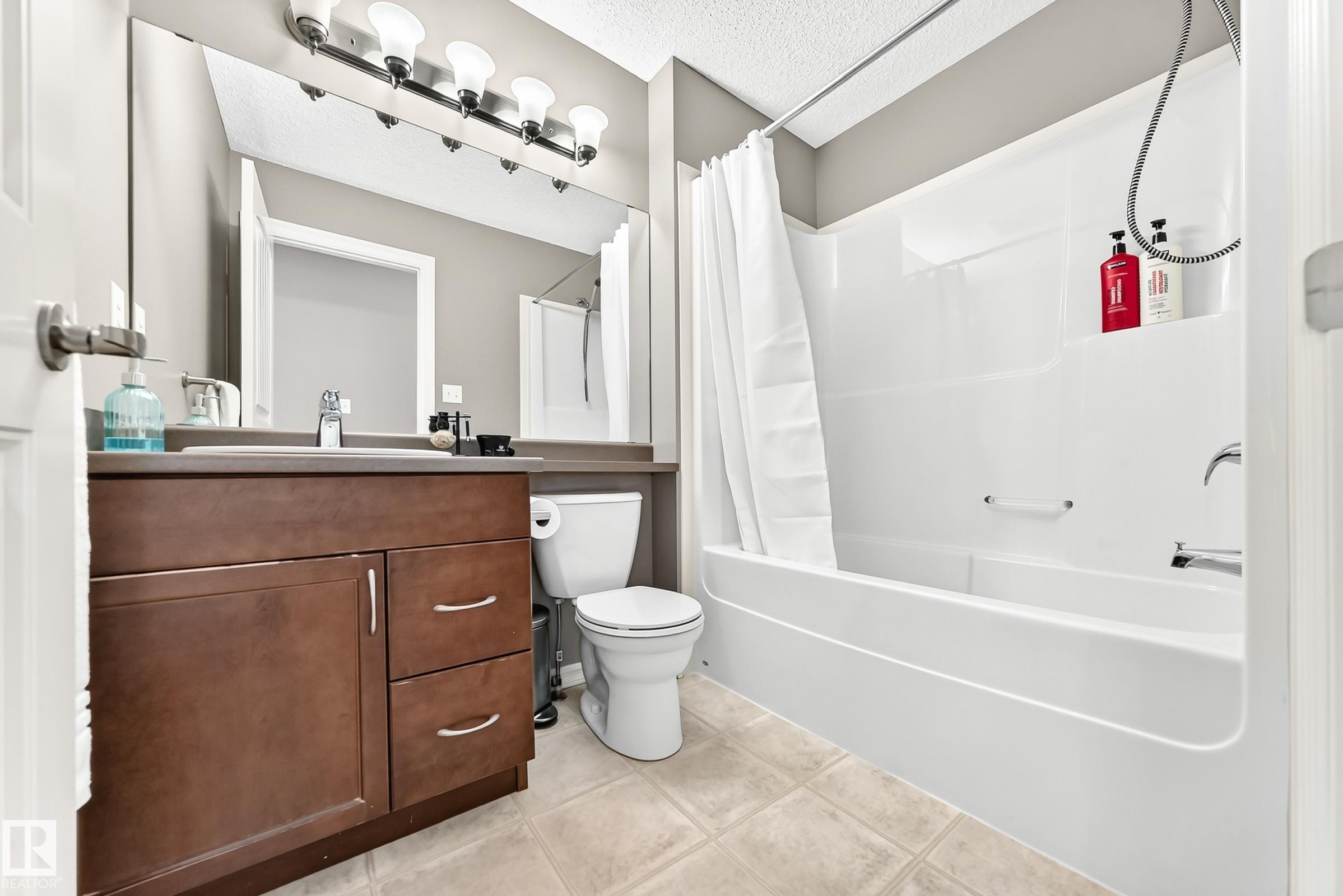 5233 2A Avenue Sw, Edmonton, AB - Indoor Photo Showing Bathroom